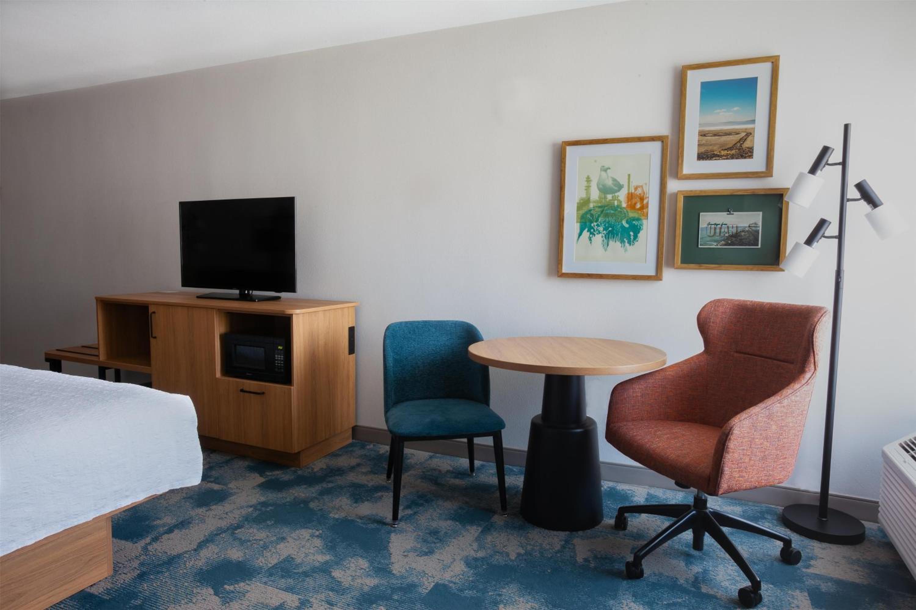 King Suite - Non-Smoking photo 2