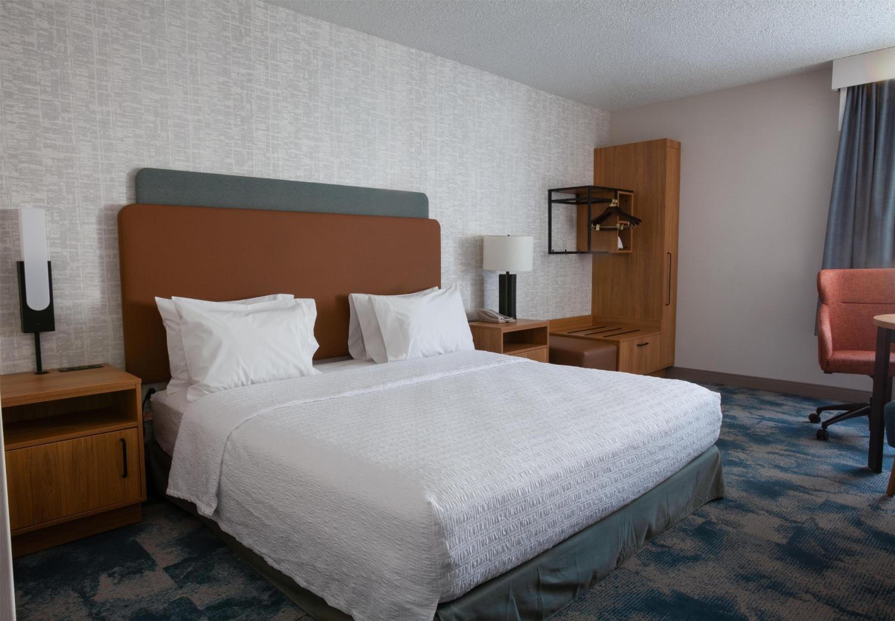 King Room with Bath Tub - Mobility and Hearing Access - Photo 1