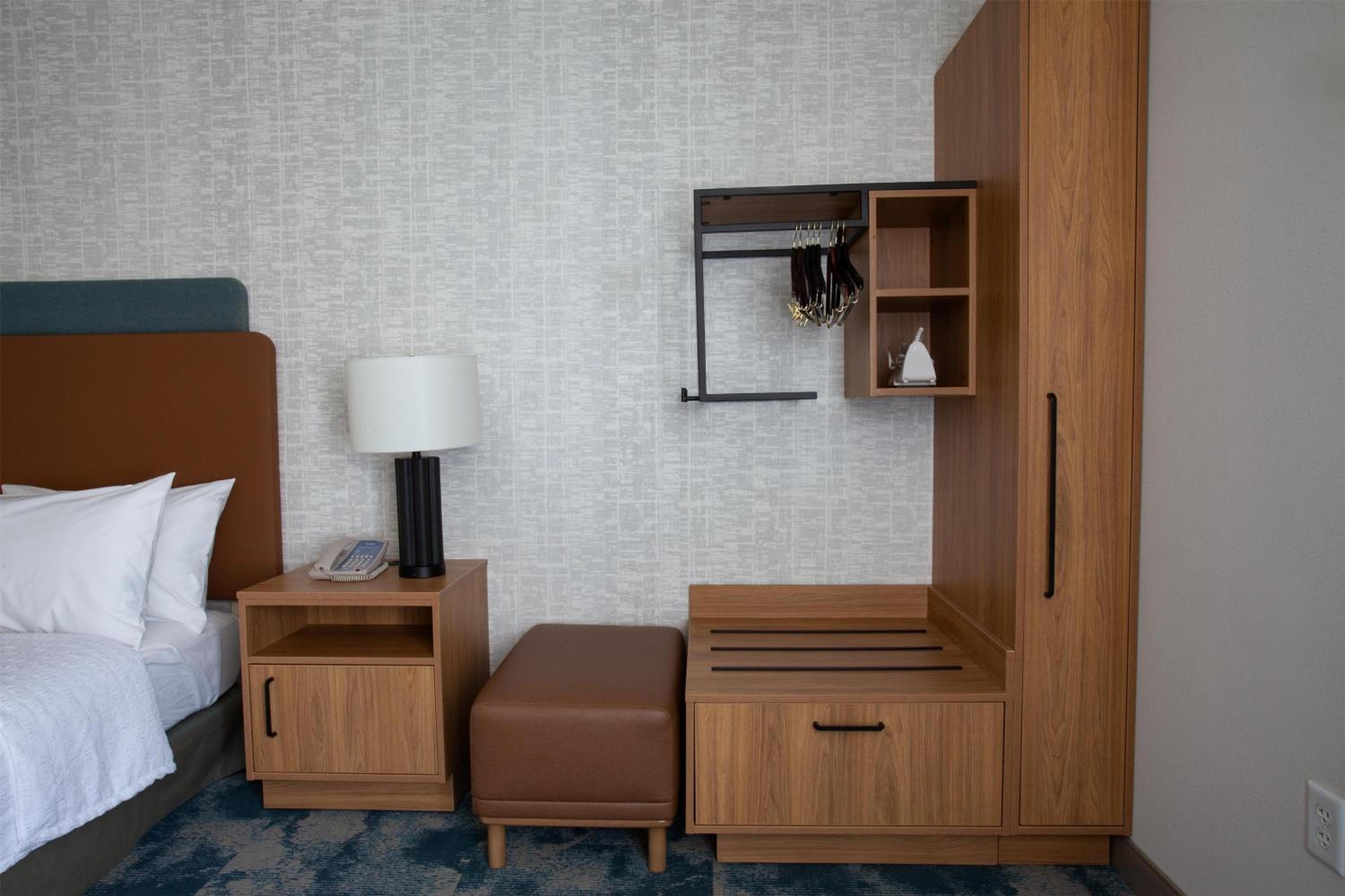 King Room with Bath Tub - Mobility and Hearing Access - Photo 3