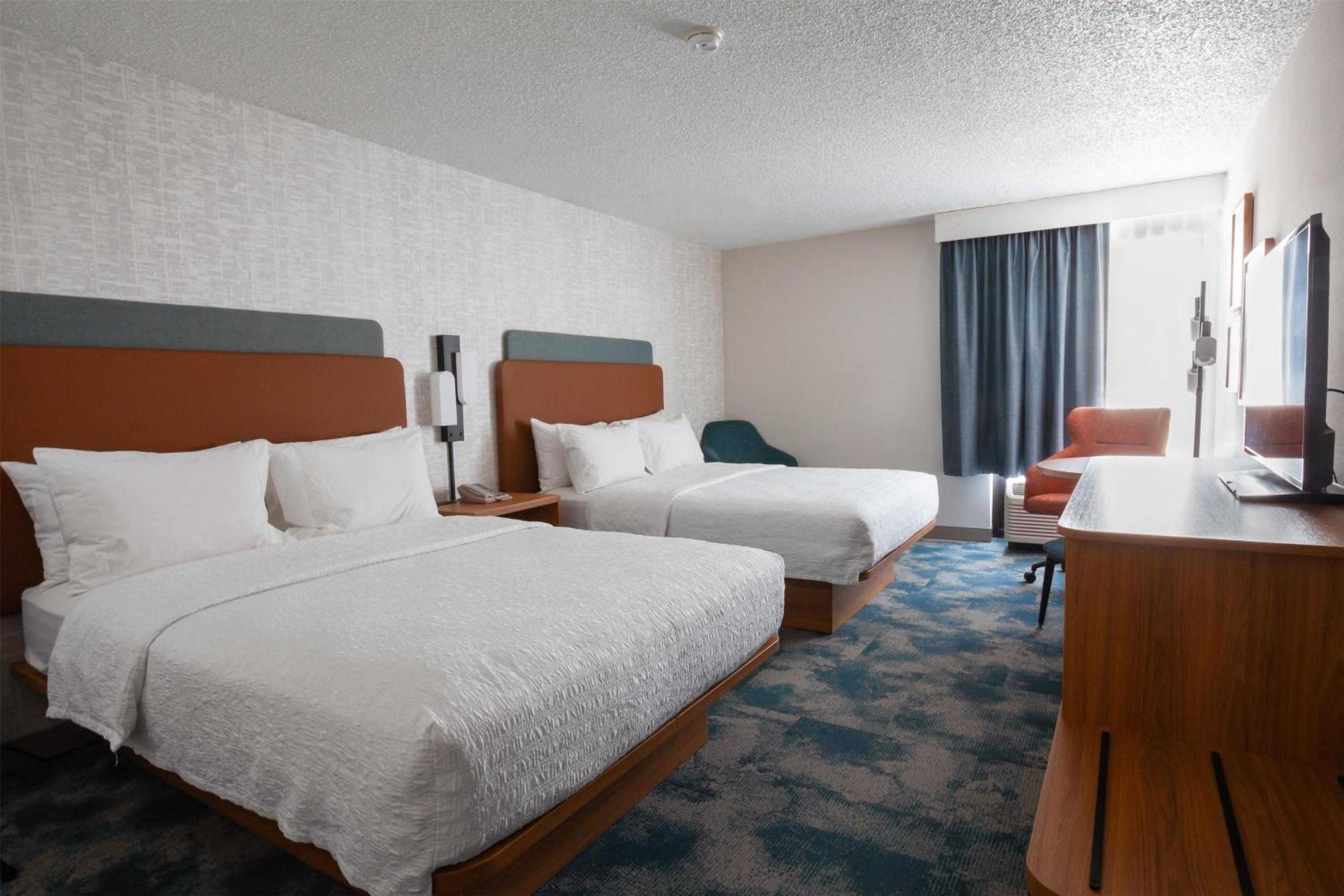 Queen Room with Two Queen Beds - Hearing Access/Non-Smoking - Photo 2