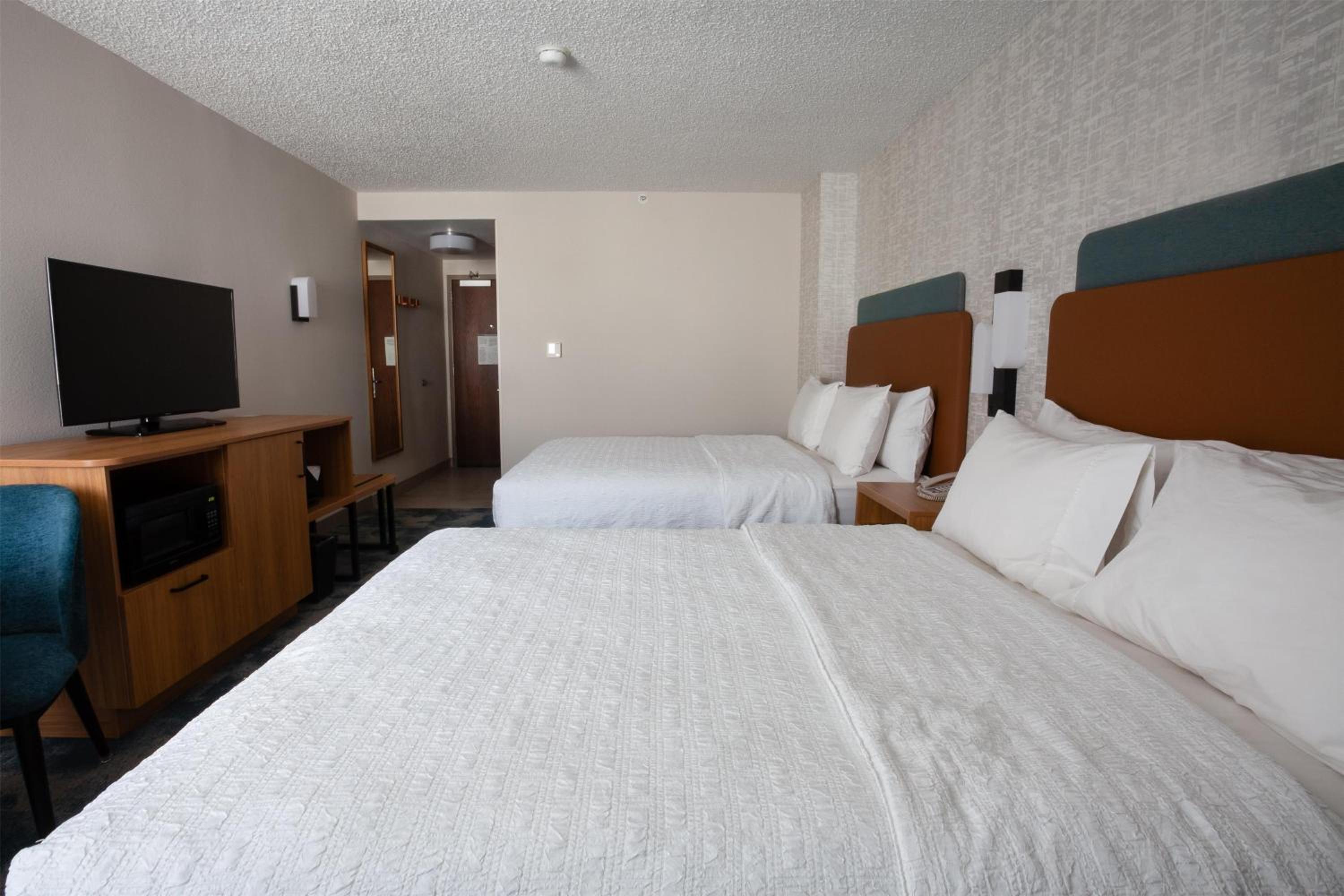 Queen Room with Two Queen Beds - Hearing Access/Non-Smoking - Photo 3