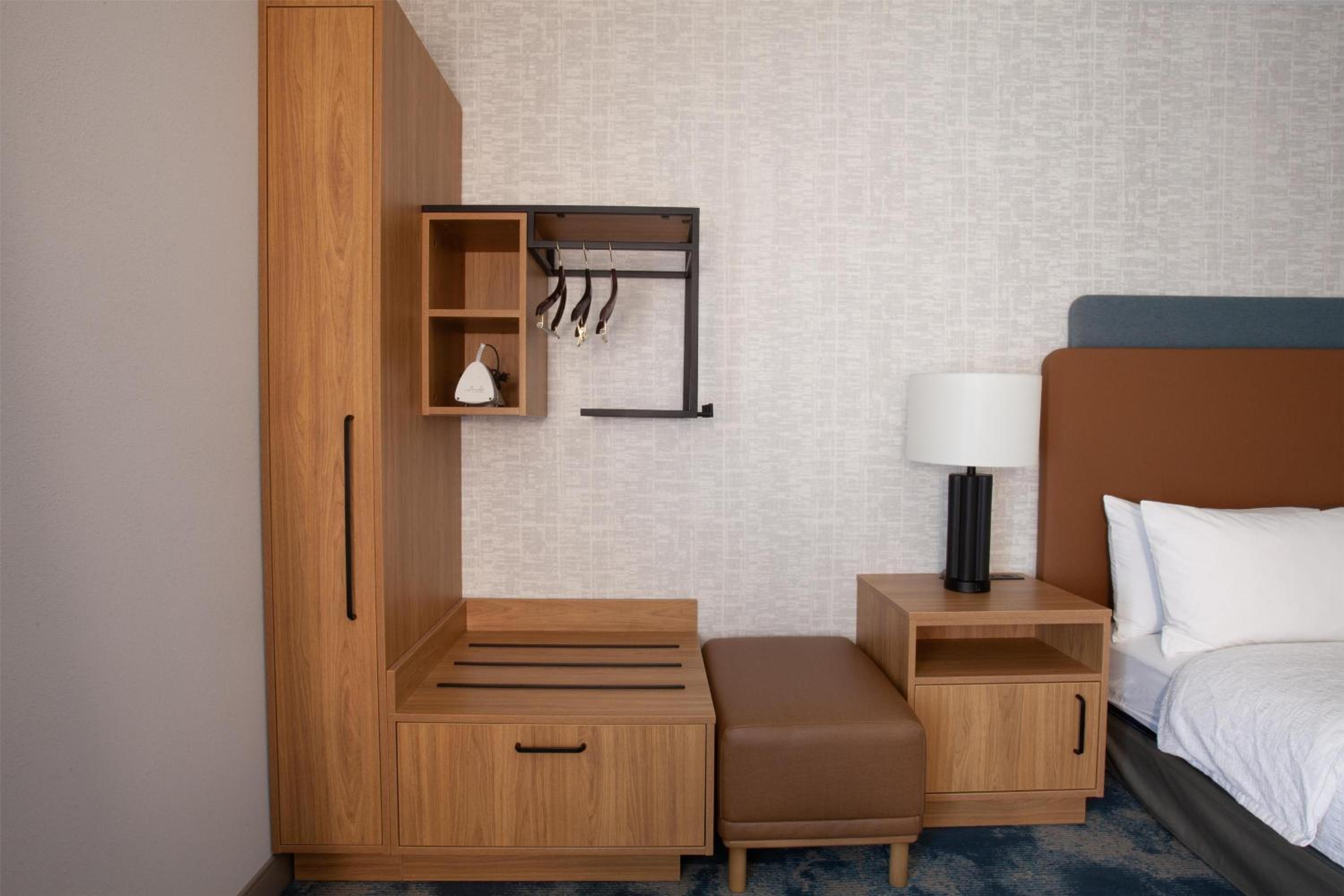 King Room with Bath Tub - Mobility and Hearing Access - Photo 5