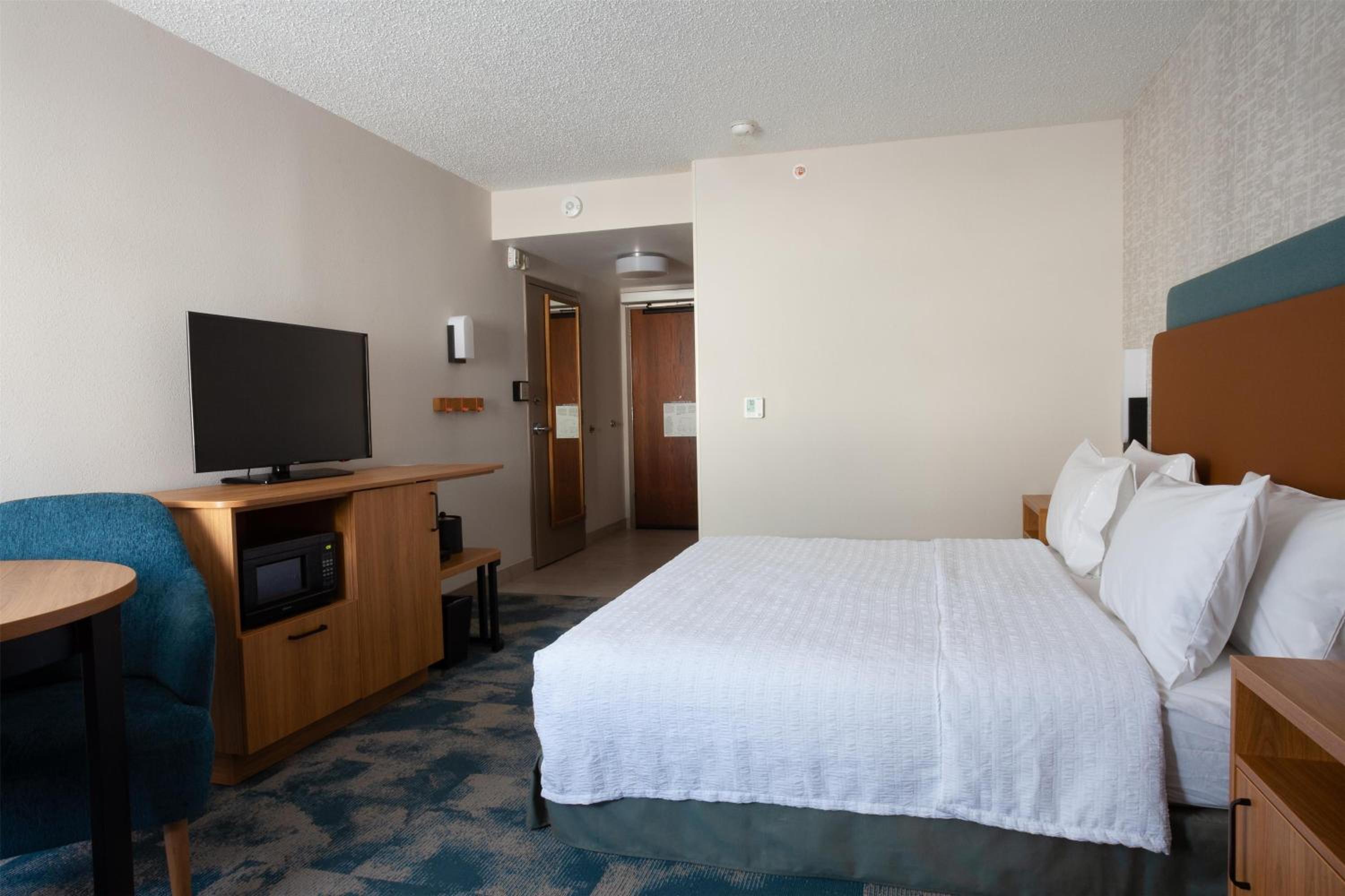 King Room with Bath Tub - Mobility and Hearing Access - Photo 7