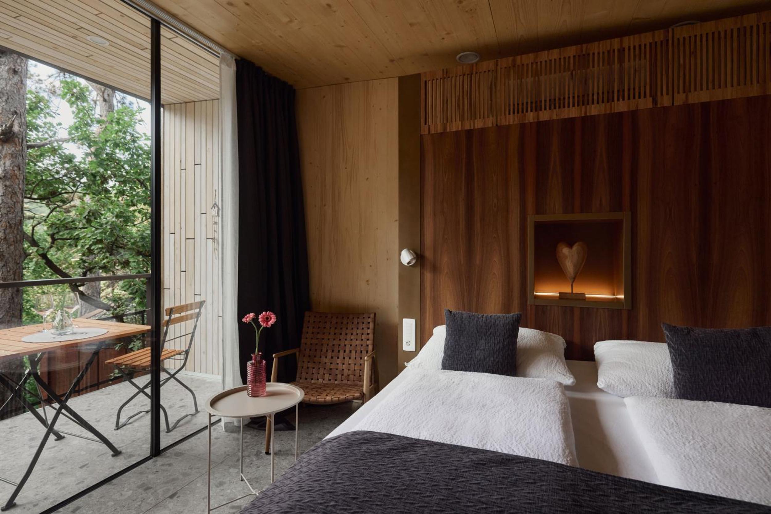 Comfort Glamping Hut with Hot Bath and Balcony photo 1
