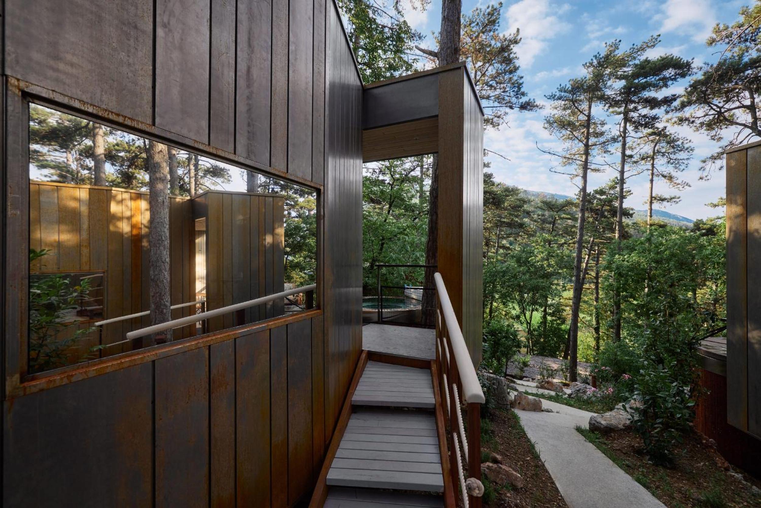 Comfort Glamping Hut with Hot Bath and Balcony photo 2