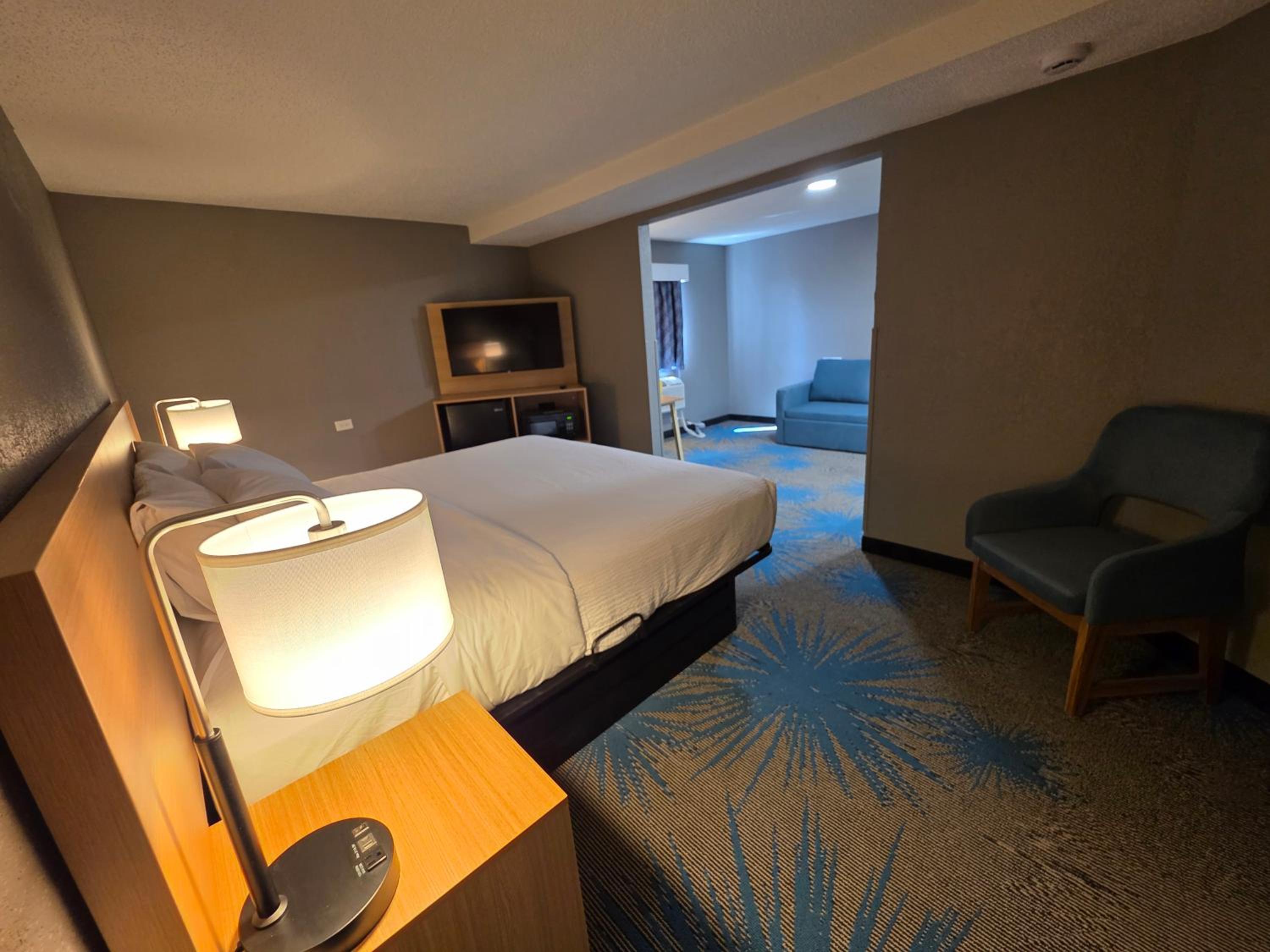 King Suite - Non-Smoking photo 2
