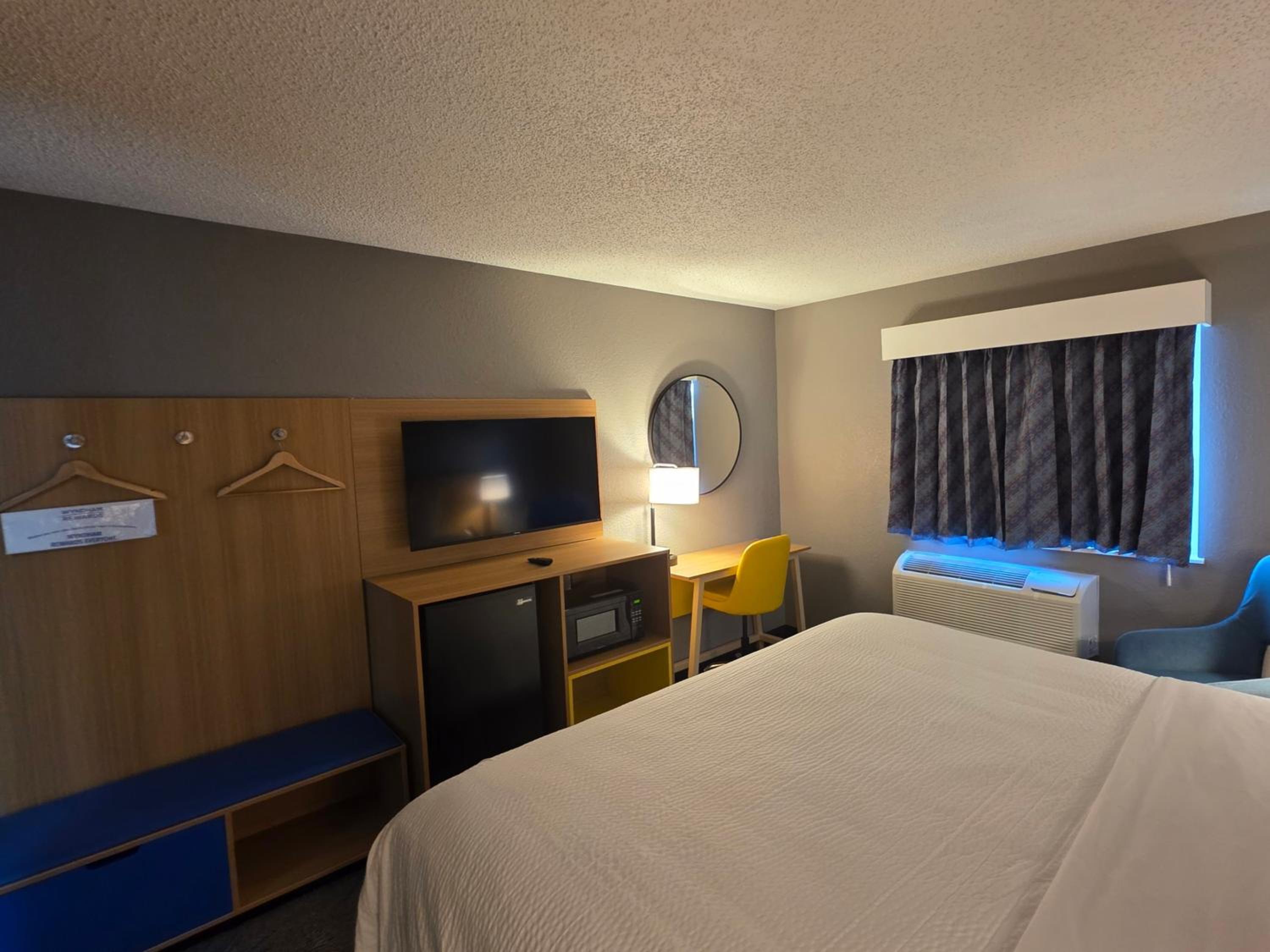 King Room - Non-Smoking photo 3