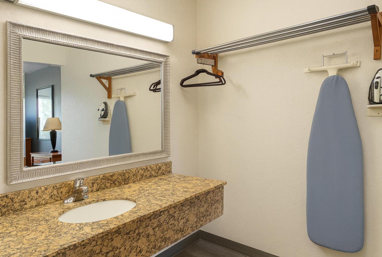 Double Room - Accessible/Non-Smoking - Photo 4