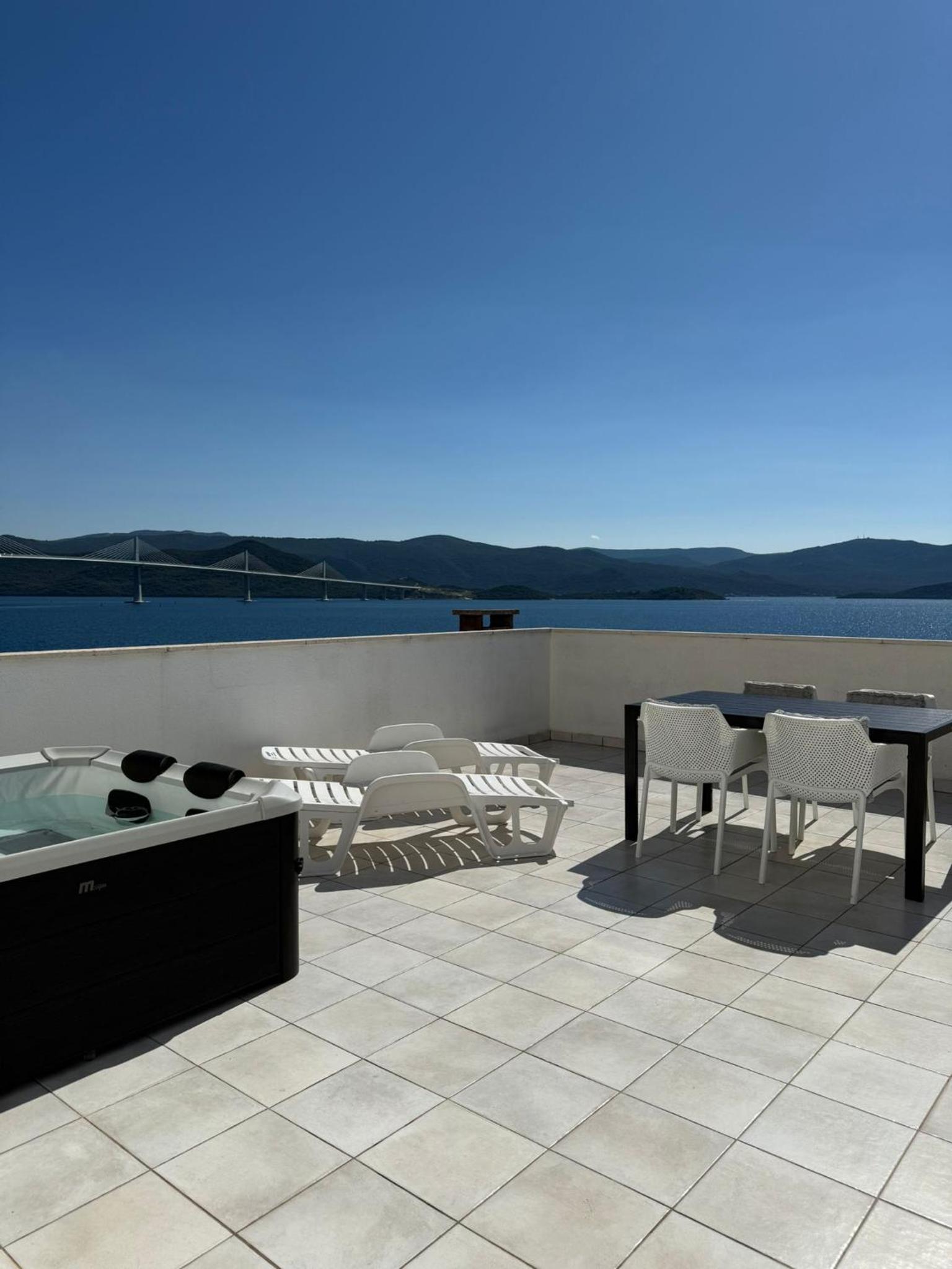 Penthouse Apartment with Balcony and Sea View and Hydromassage Tub photo 2