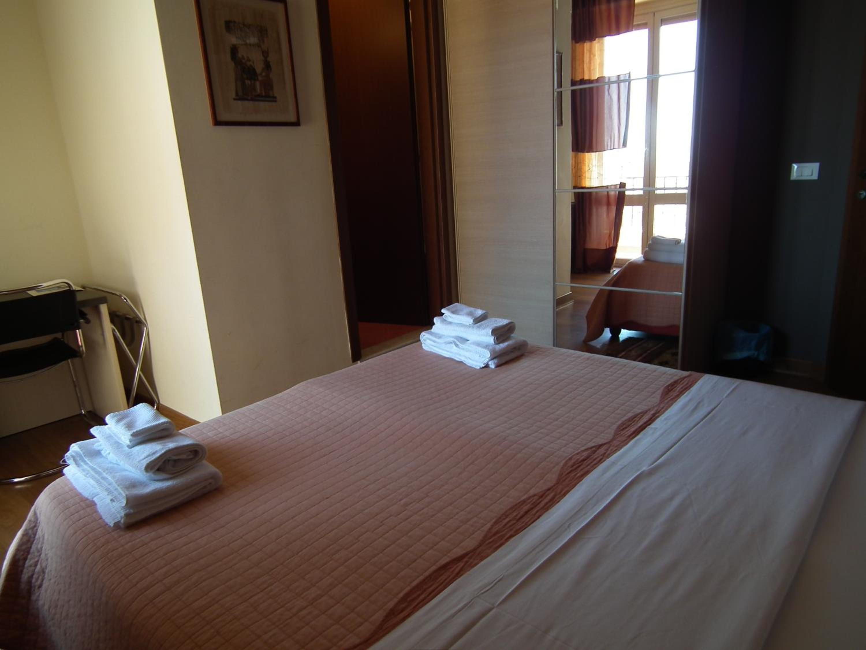 Double or Twin Room - Photo 7