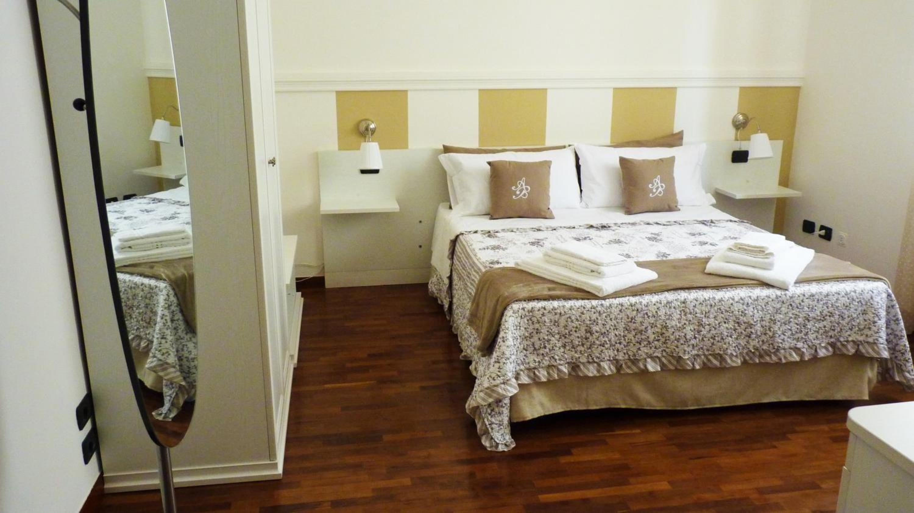 Deluxe Room - Photo 20