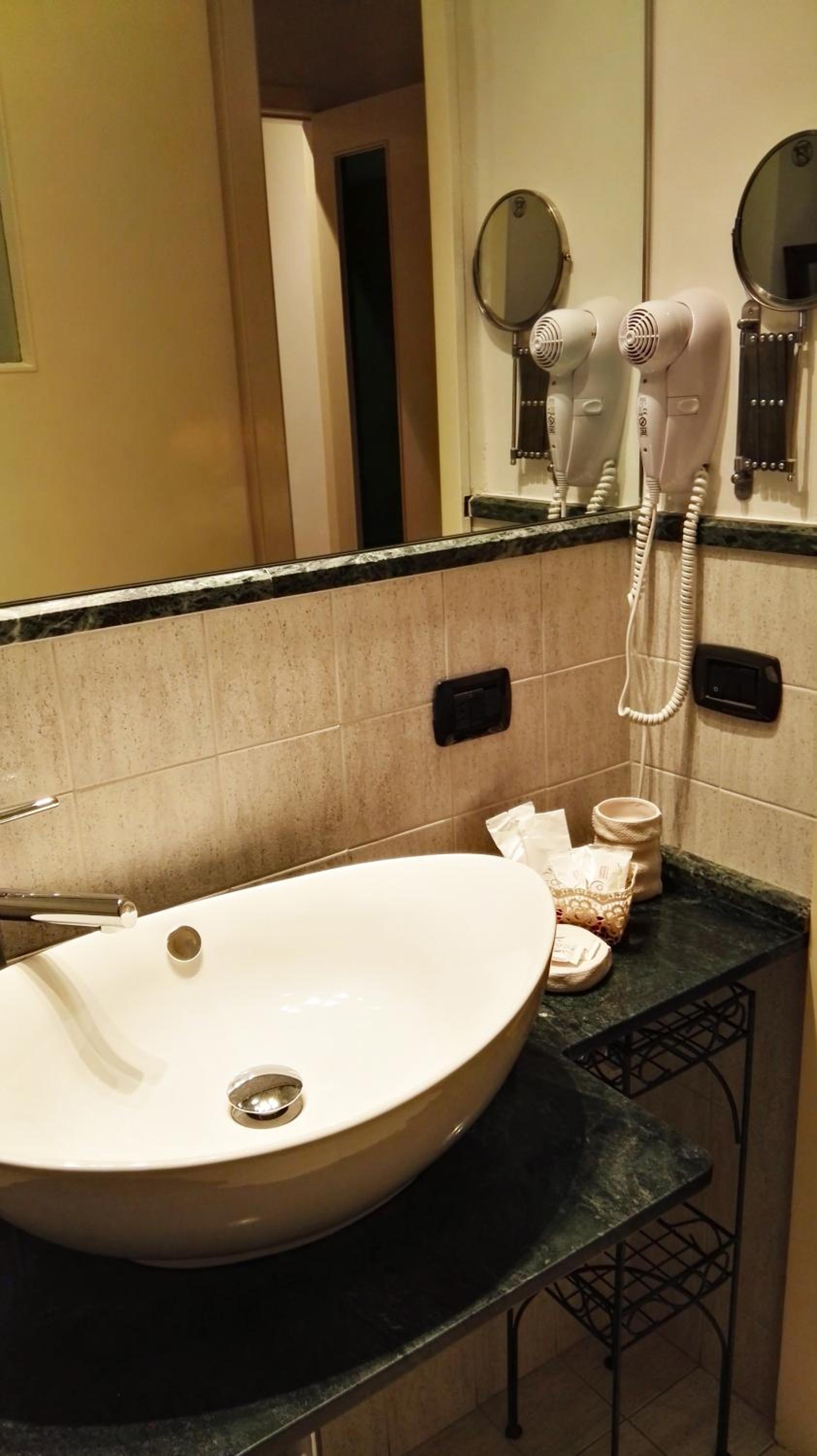 Deluxe Room - Photo 2