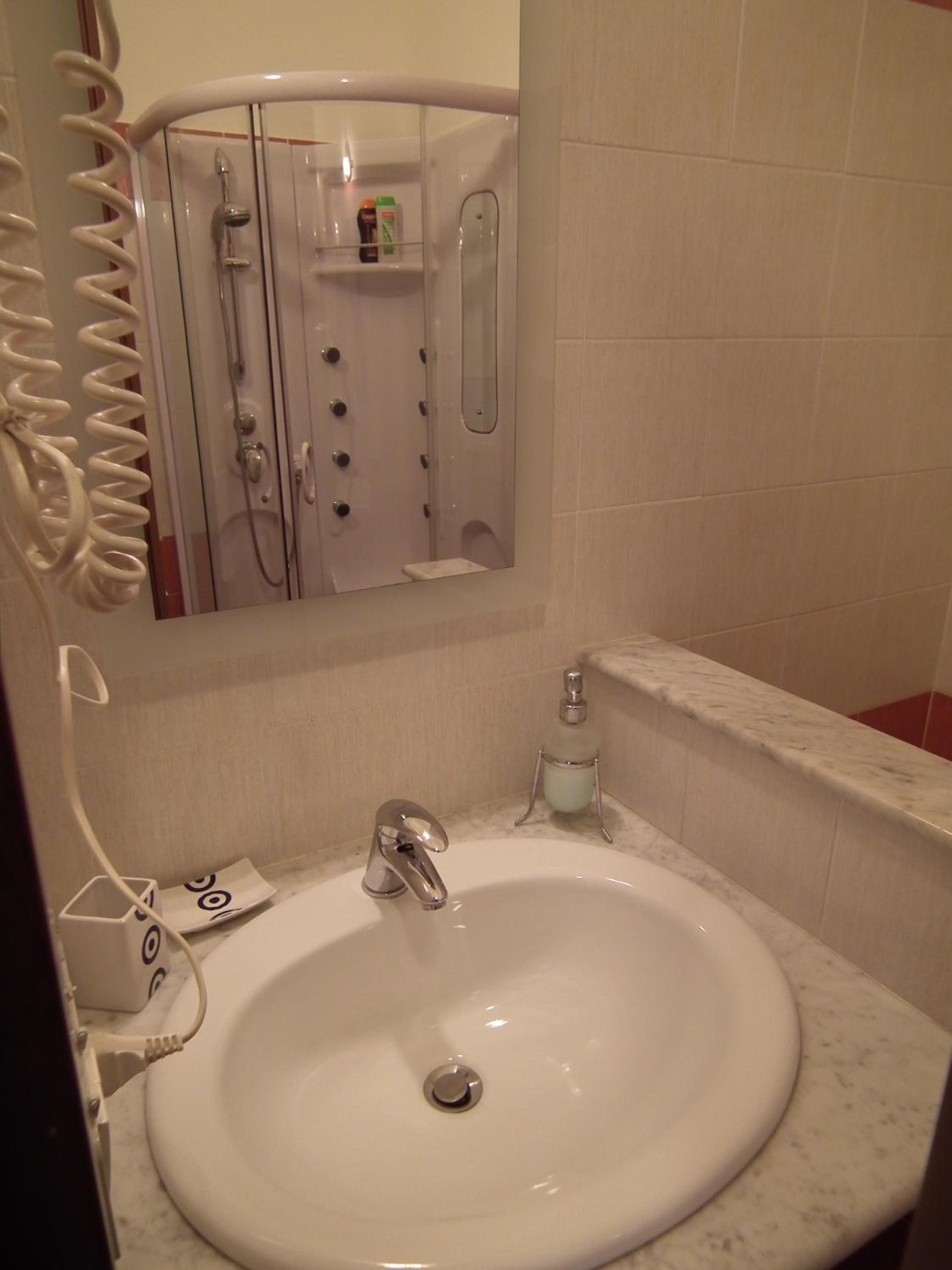 Double or Twin Room - Photo 3