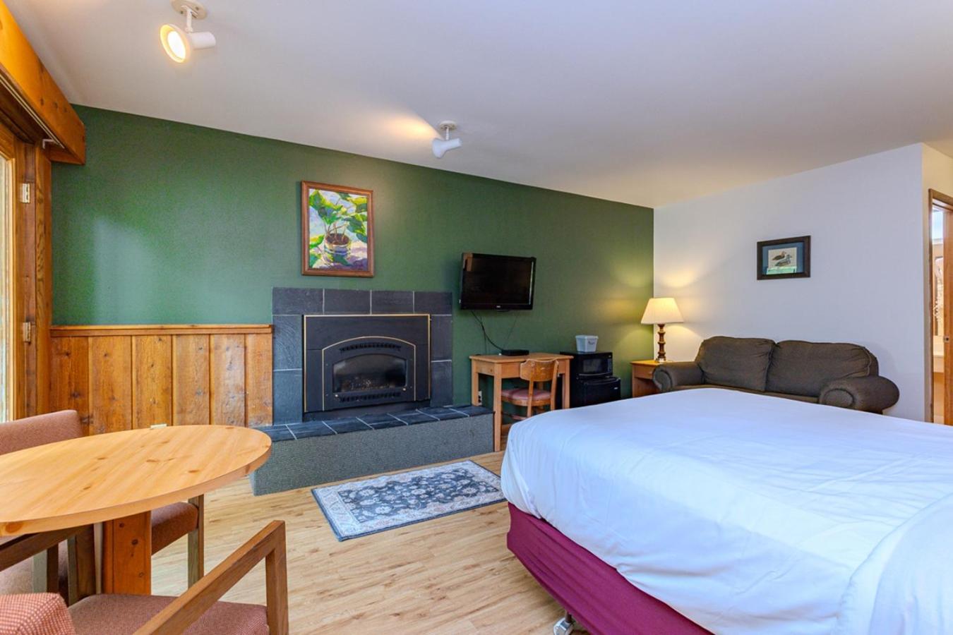 Deluxe Queen Room with Fireplace - Main