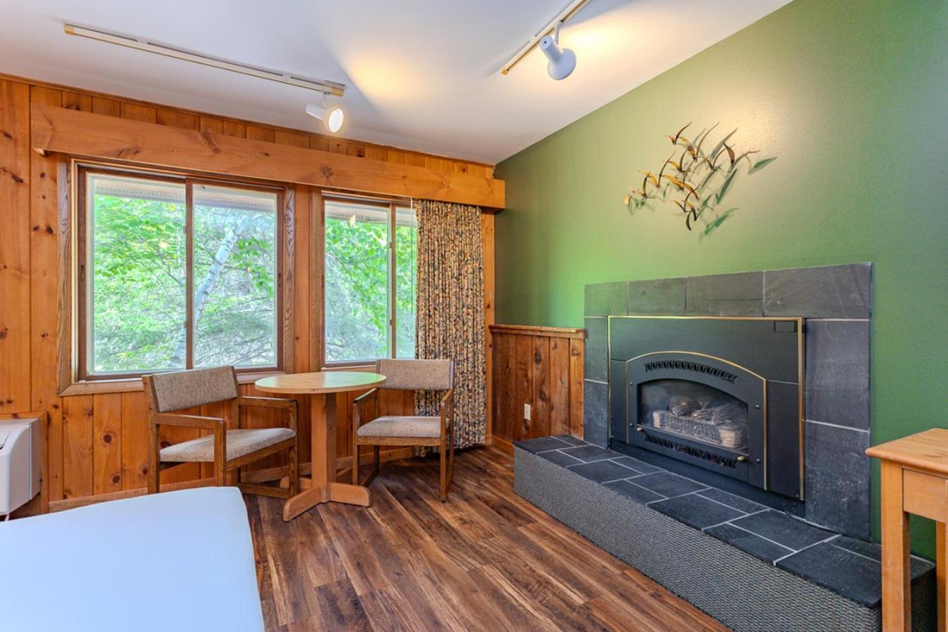 Deluxe Queen Room with Fireplace