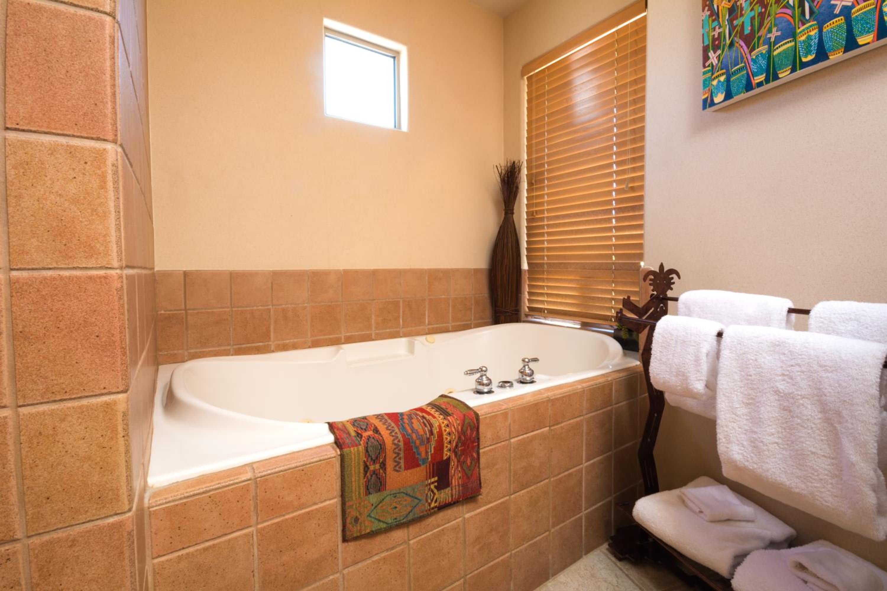 Deluxe King Room - Photo 4