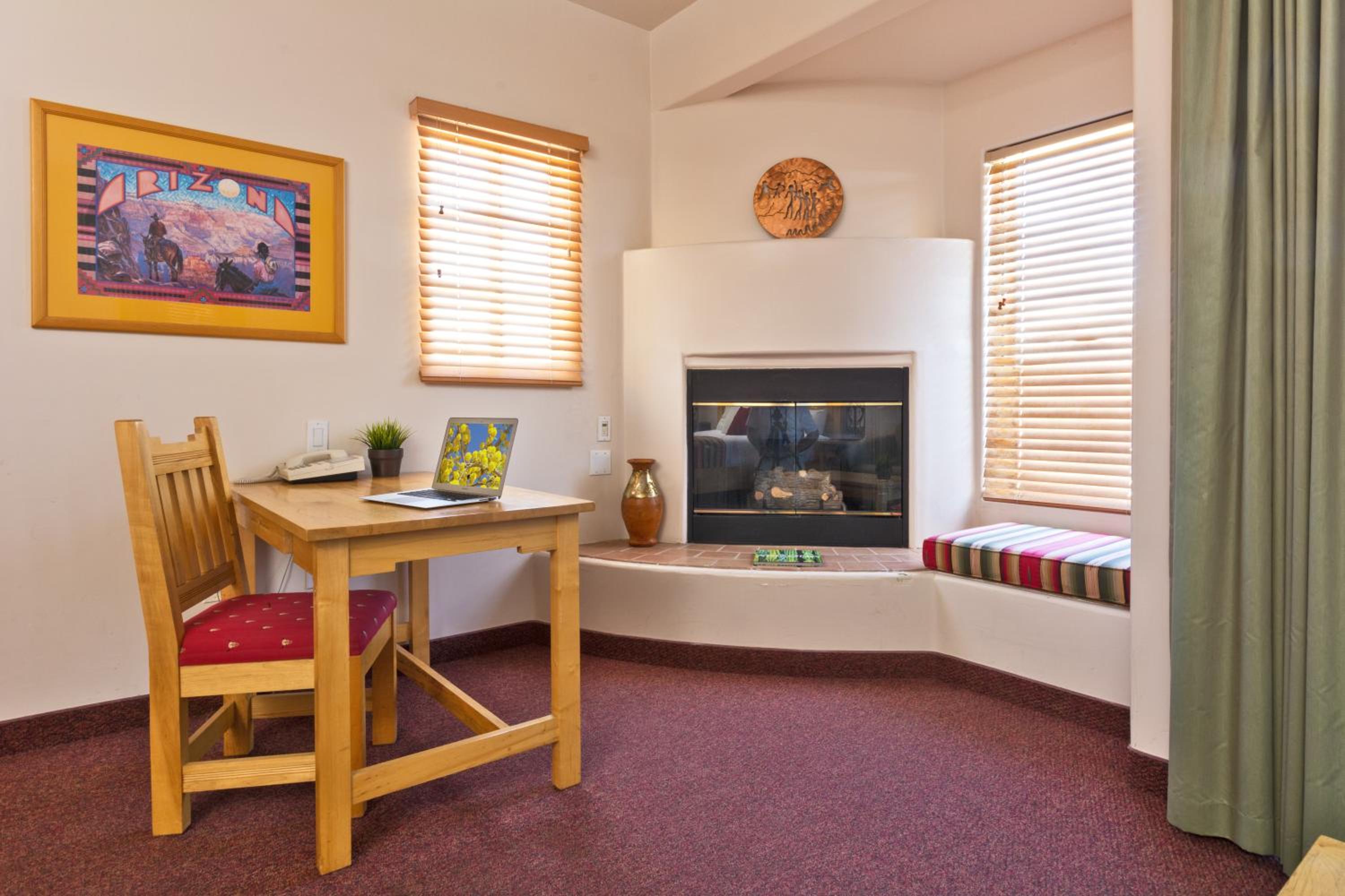 Deluxe King Room - Photo 2