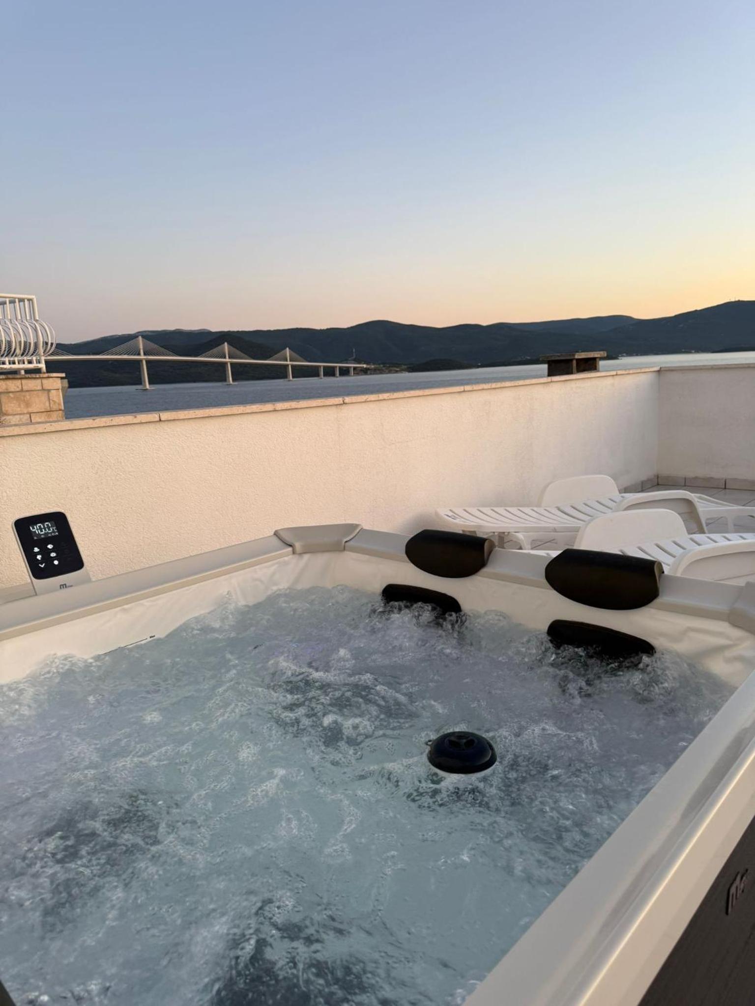 Penthouse Apartment with Balcony and Sea View and Hydromassage Tub photo 1