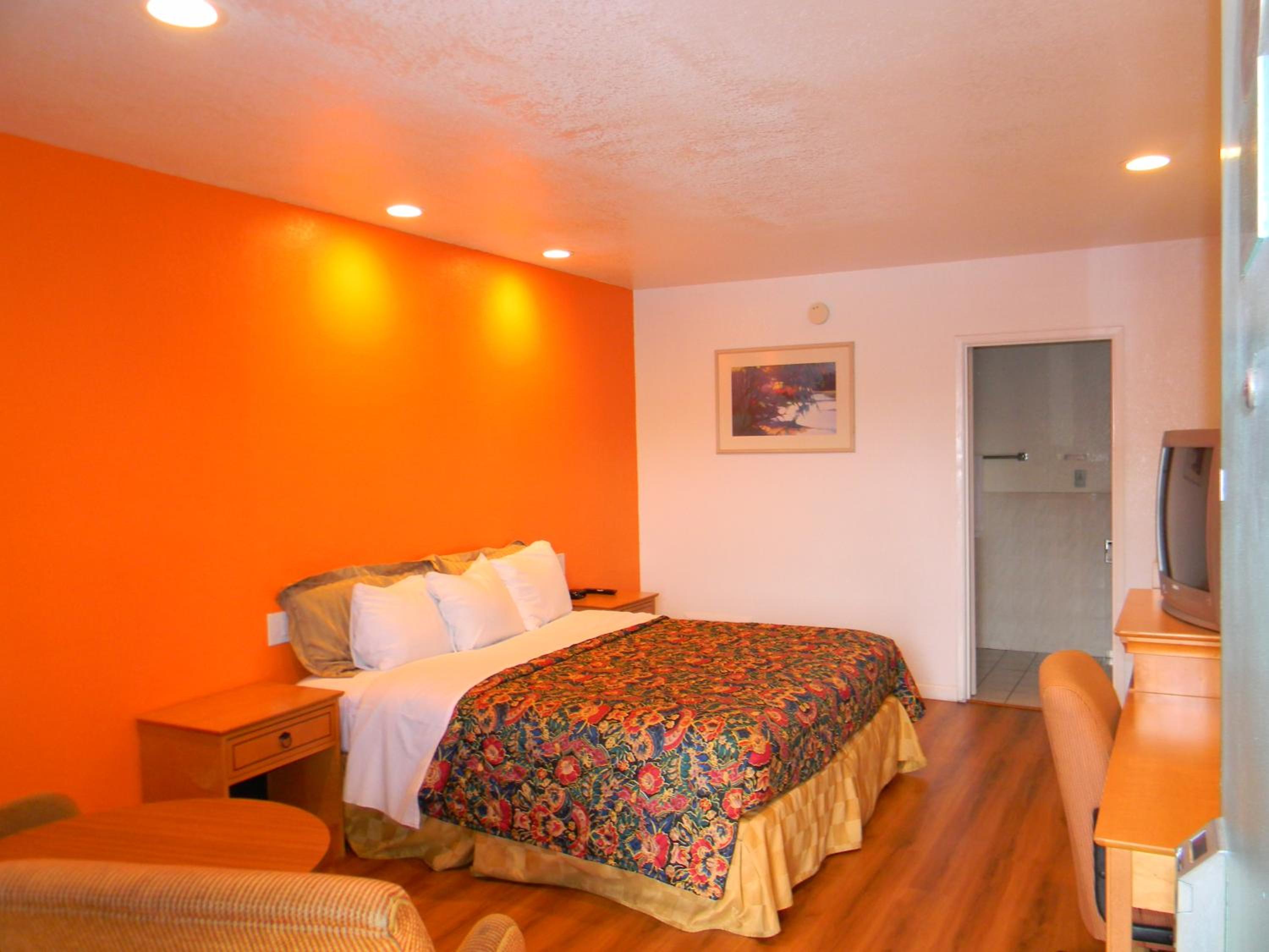 Queen Room - Non-Smoking - Photo 8
