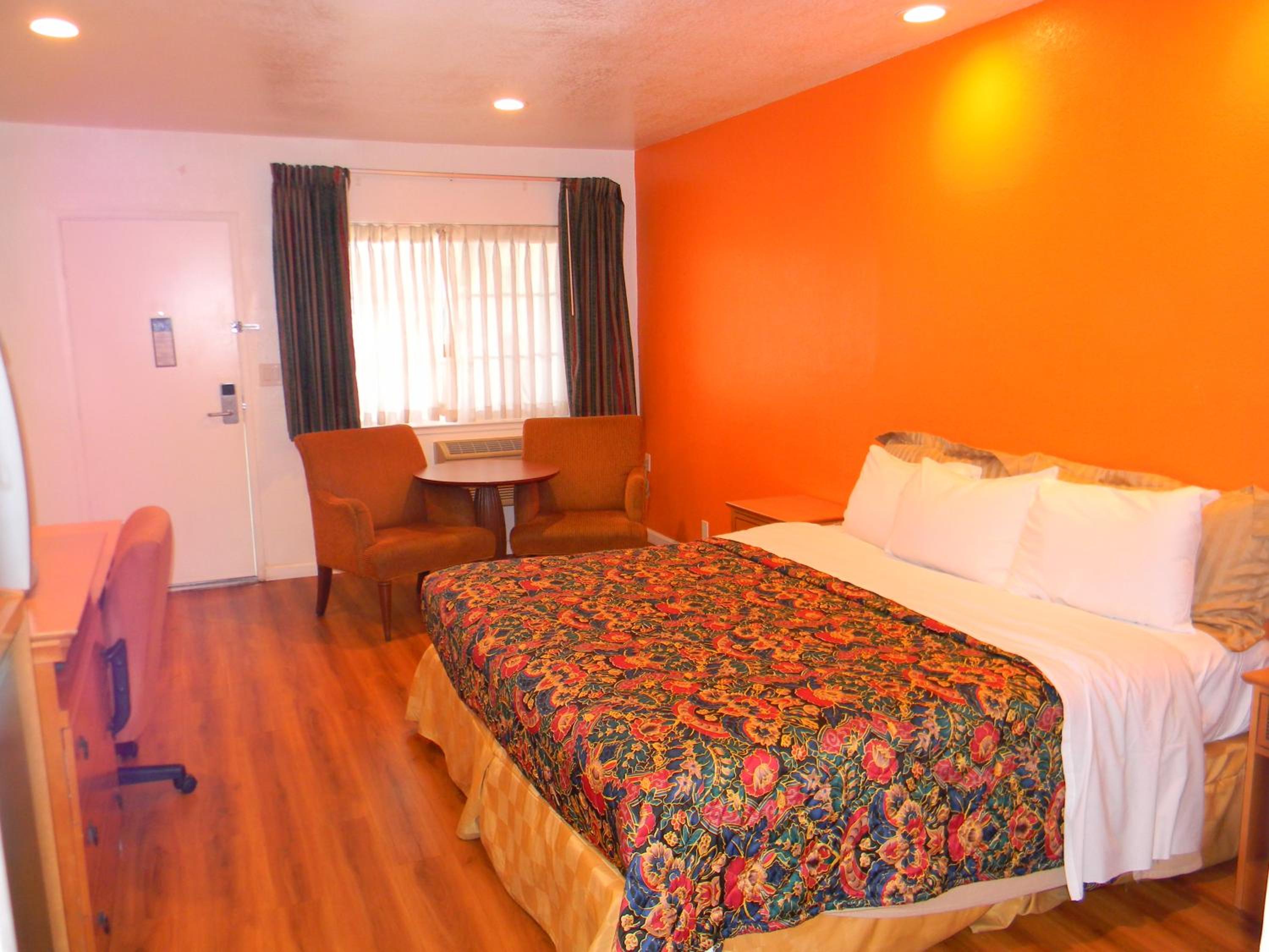 Queen Room - Non-Smoking - Photo 6