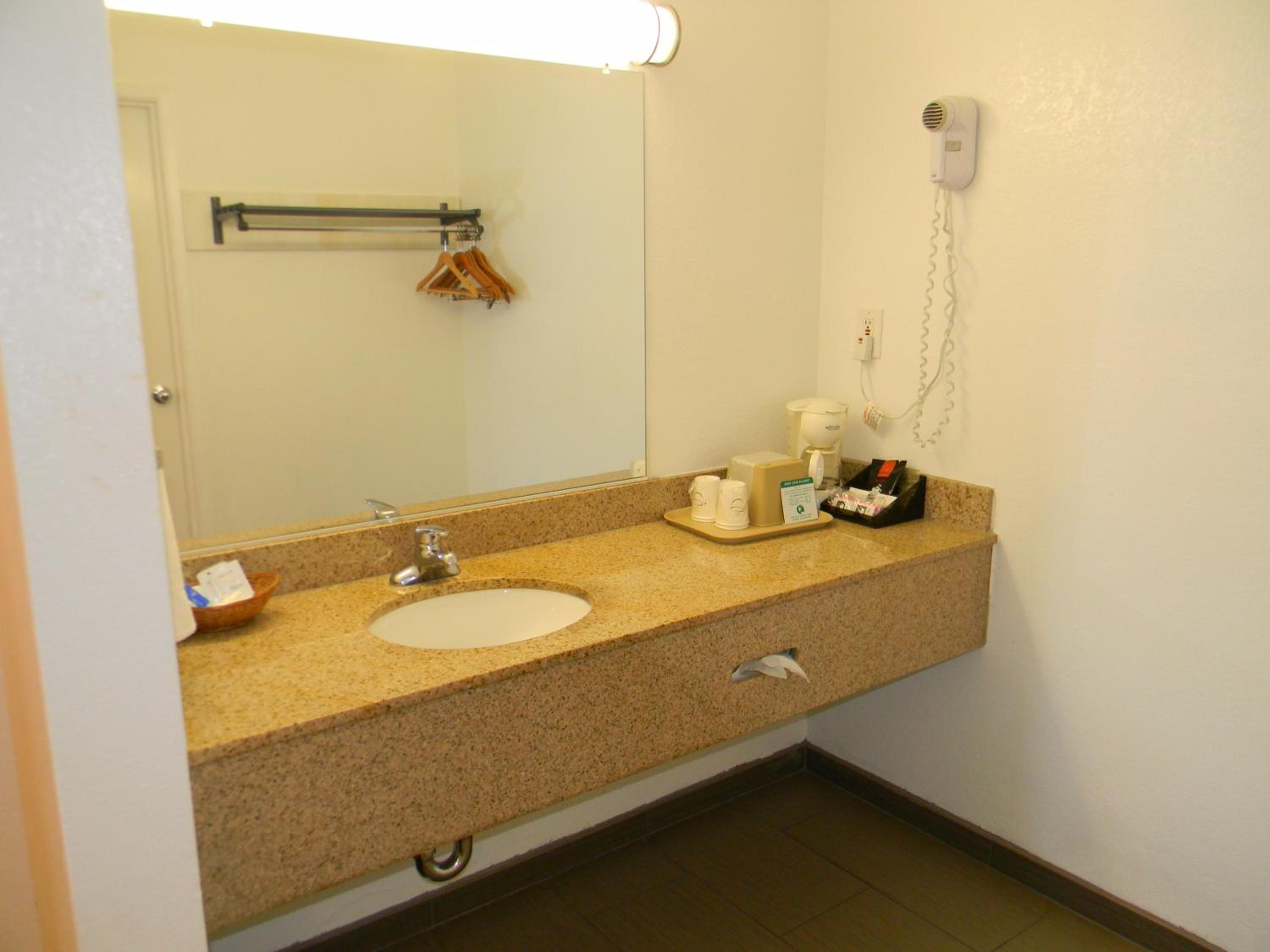 Double Room with Two Double Beds - Non-Smoking - Photo 6