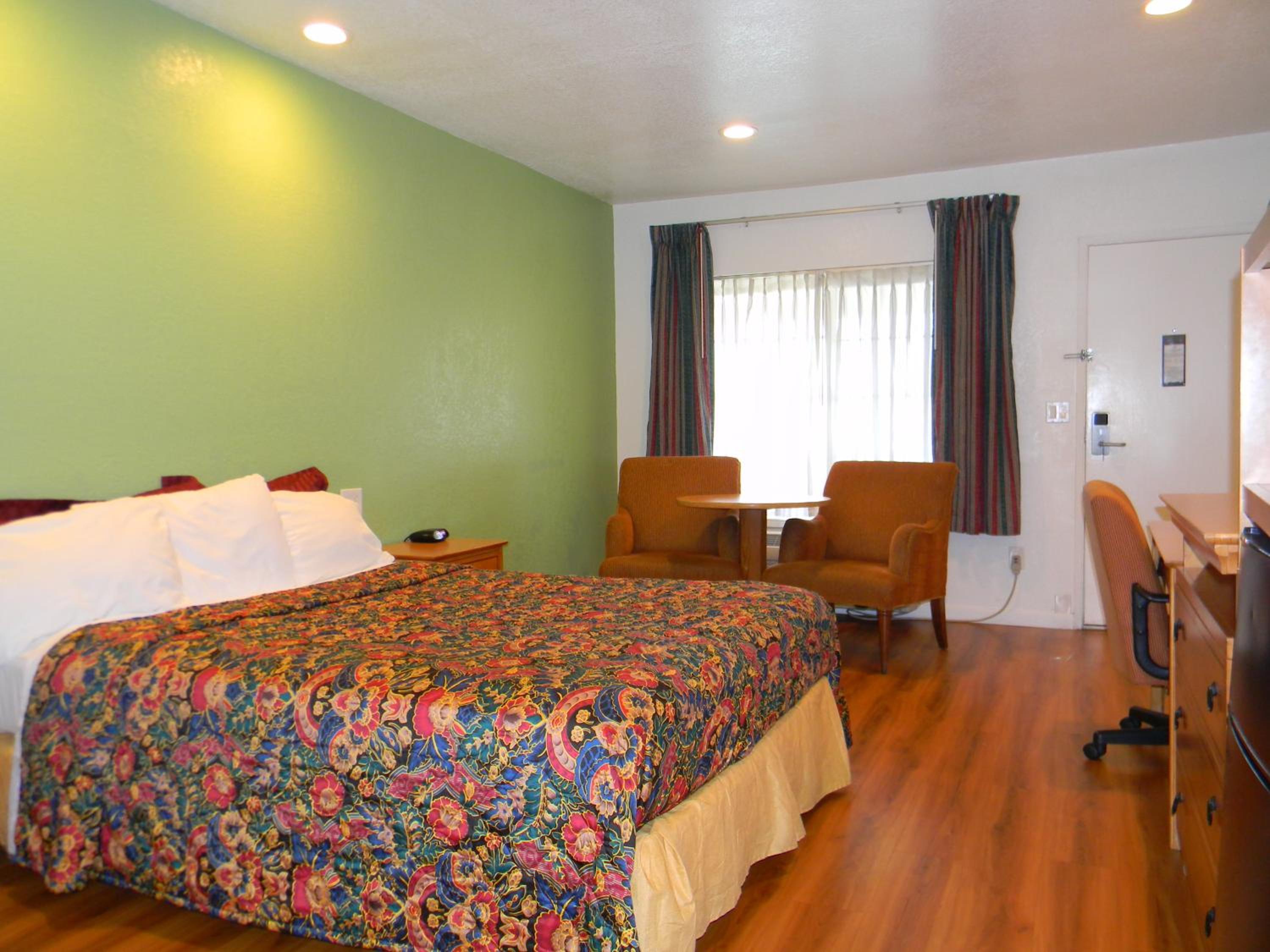 Queen Room - Non-Smoking - Photo 3