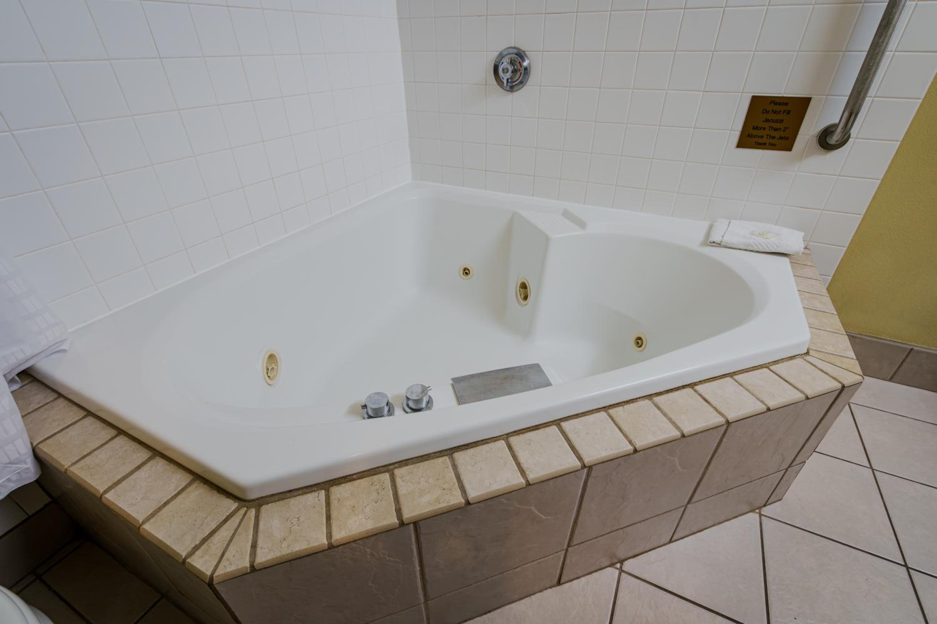 Queen Room with Whirlpool - Non Smoking/Interior Hall - Photo 4
