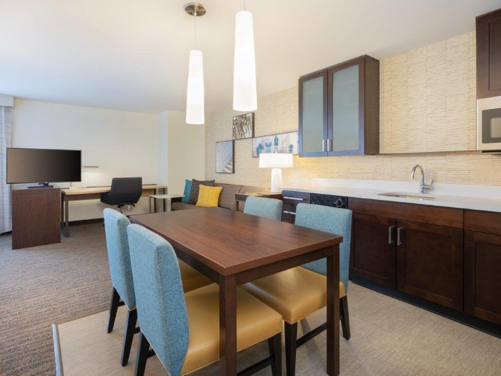 Queen Studio with Sofa Bed with Lake View - Mobility/Hearing Accessible with Tub photo 3