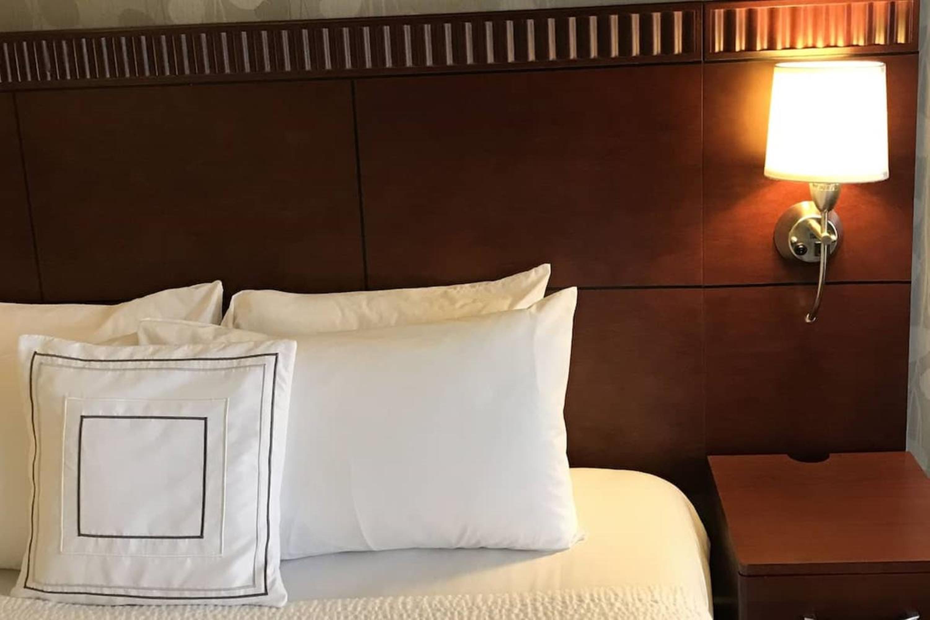 King Room with Sofa Bed and Adapted Tub - Mobility Accessible photo 3