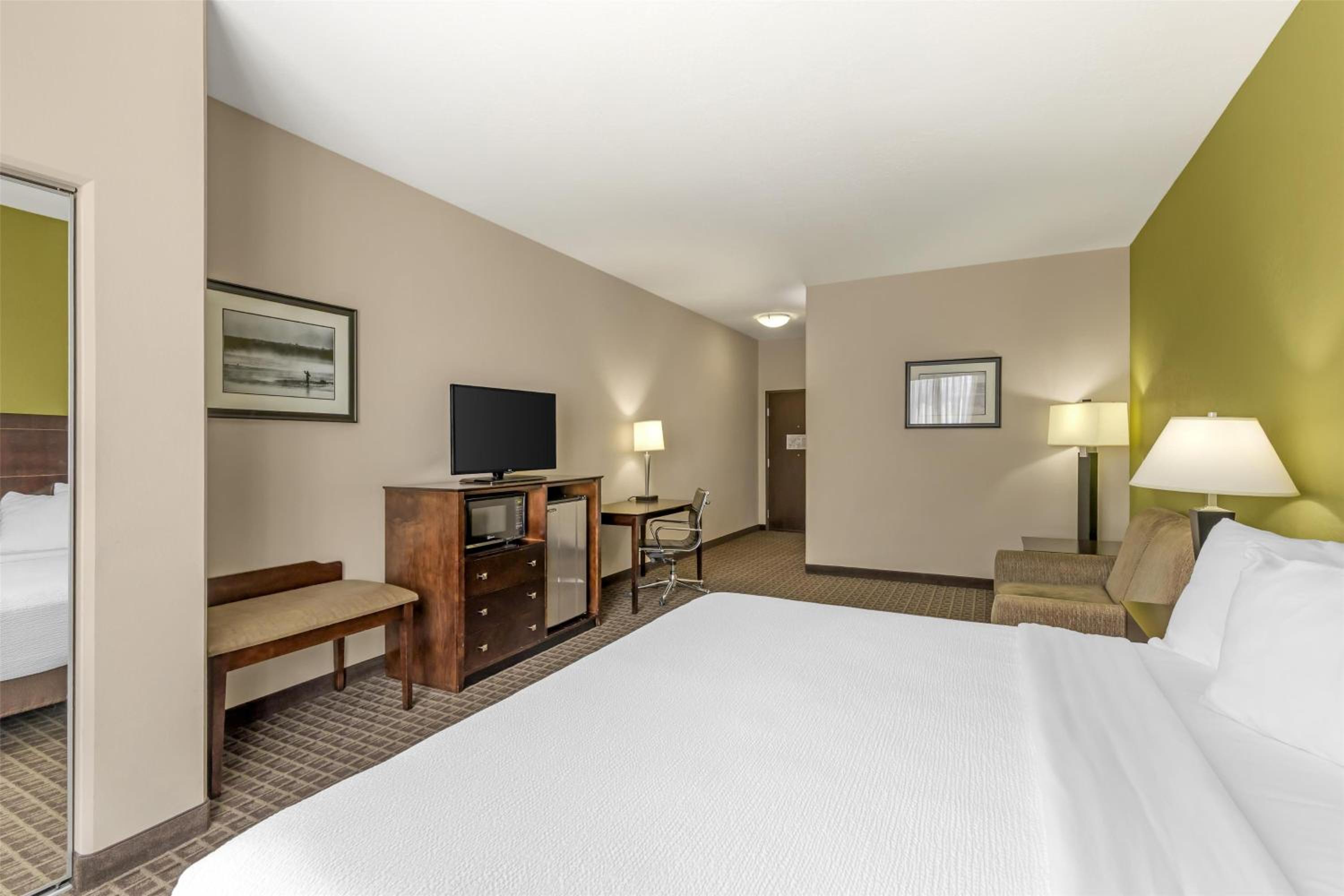 King Room with Roll-in Shower and Sofa Bed - Disability Access/Non-Smoking photo 1