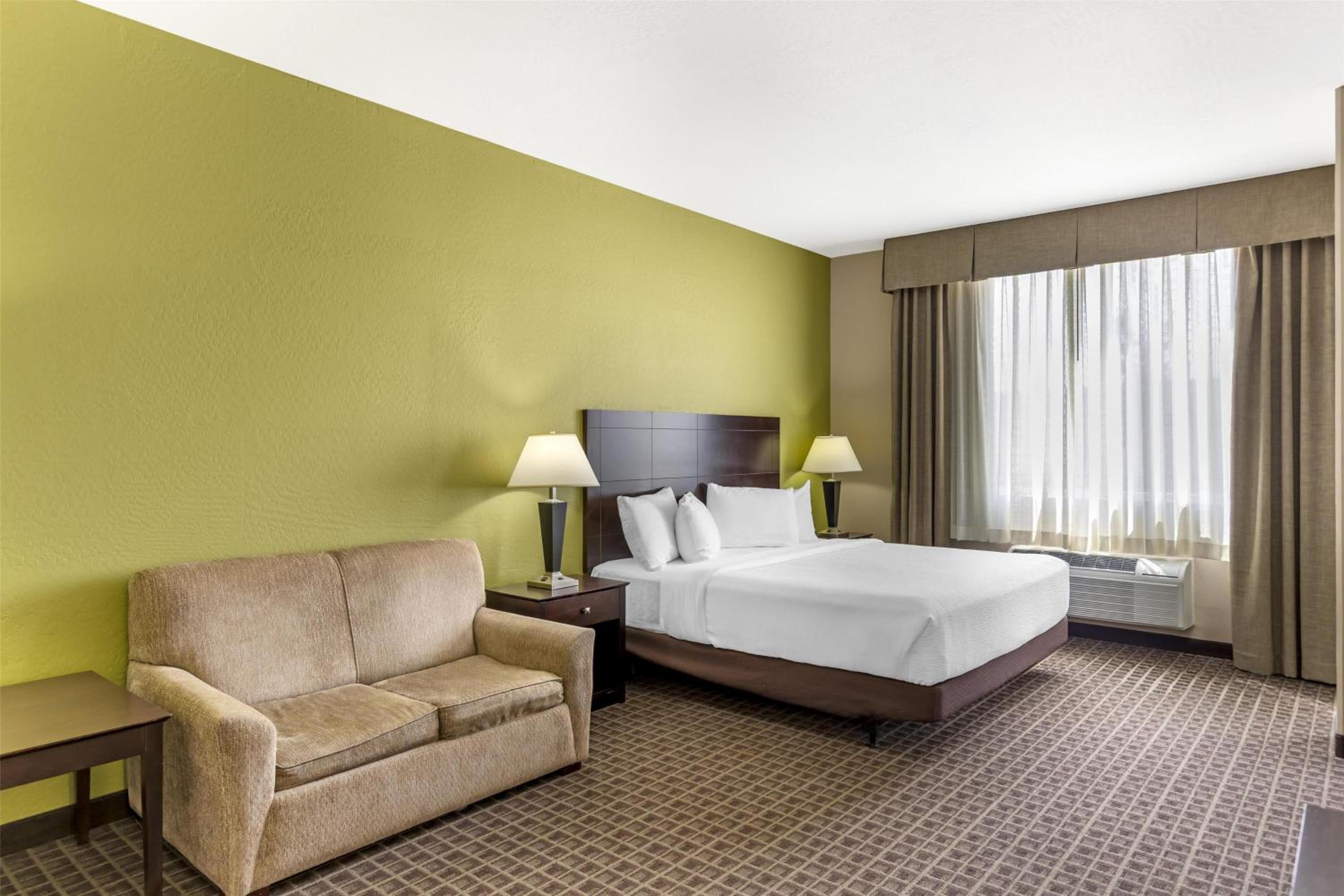 King Room with Roll-in Shower and Sofa Bed - Disability Access/Non-Smoking photo 2
