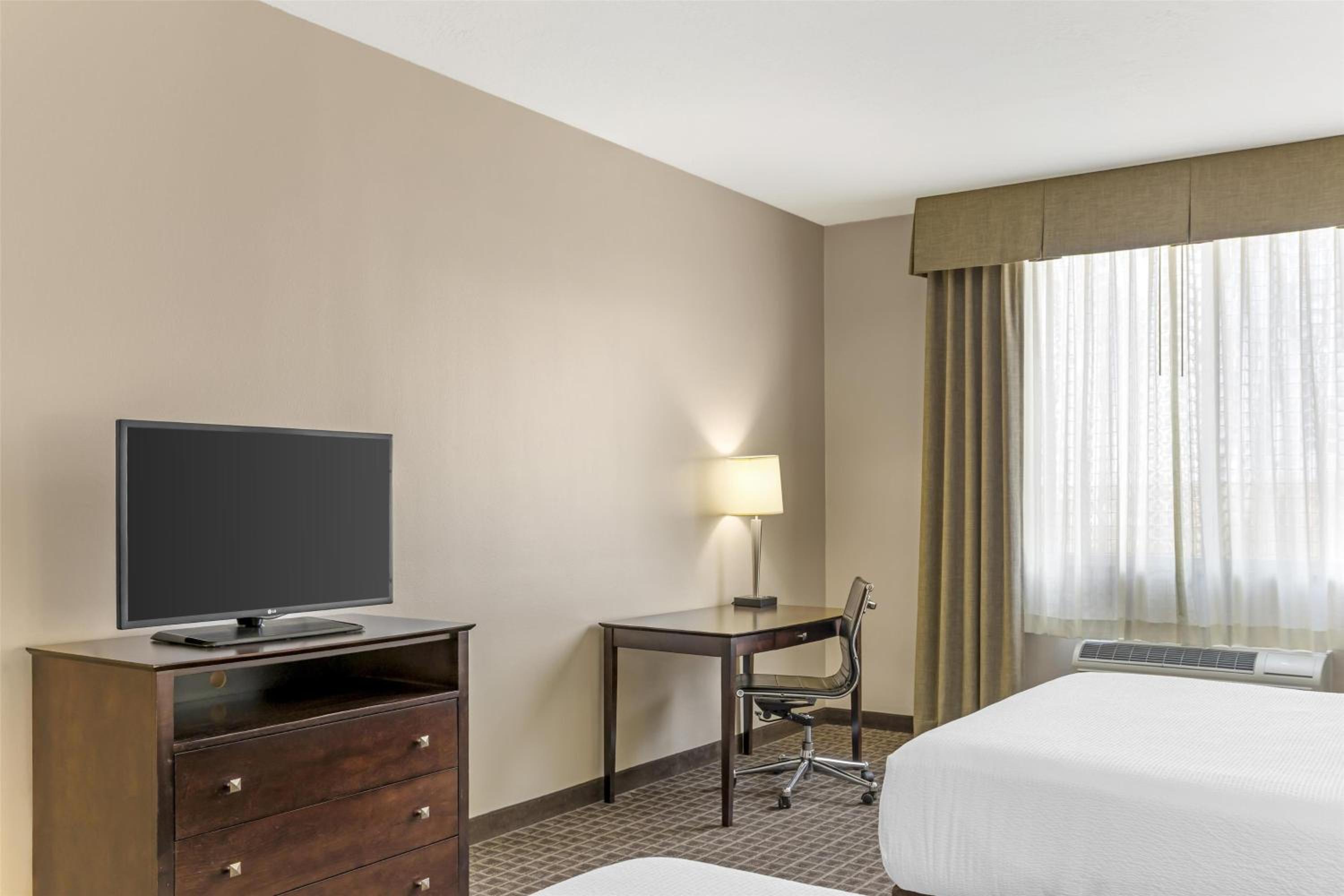 Queen Room with Two Queen Beds - Disability Access photo 3