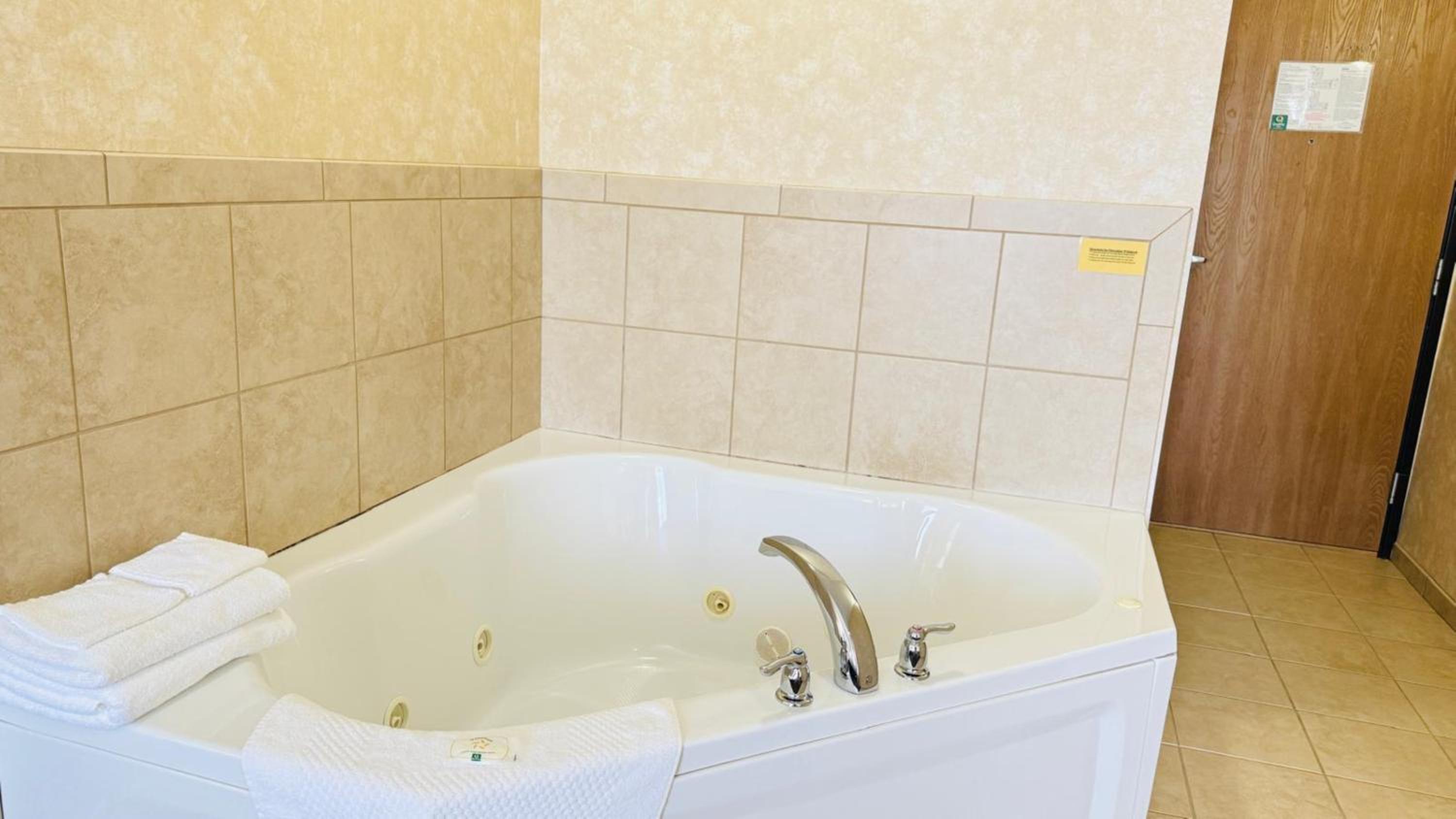 King Suite with Whirlpool - Non-smoking - Photo 3