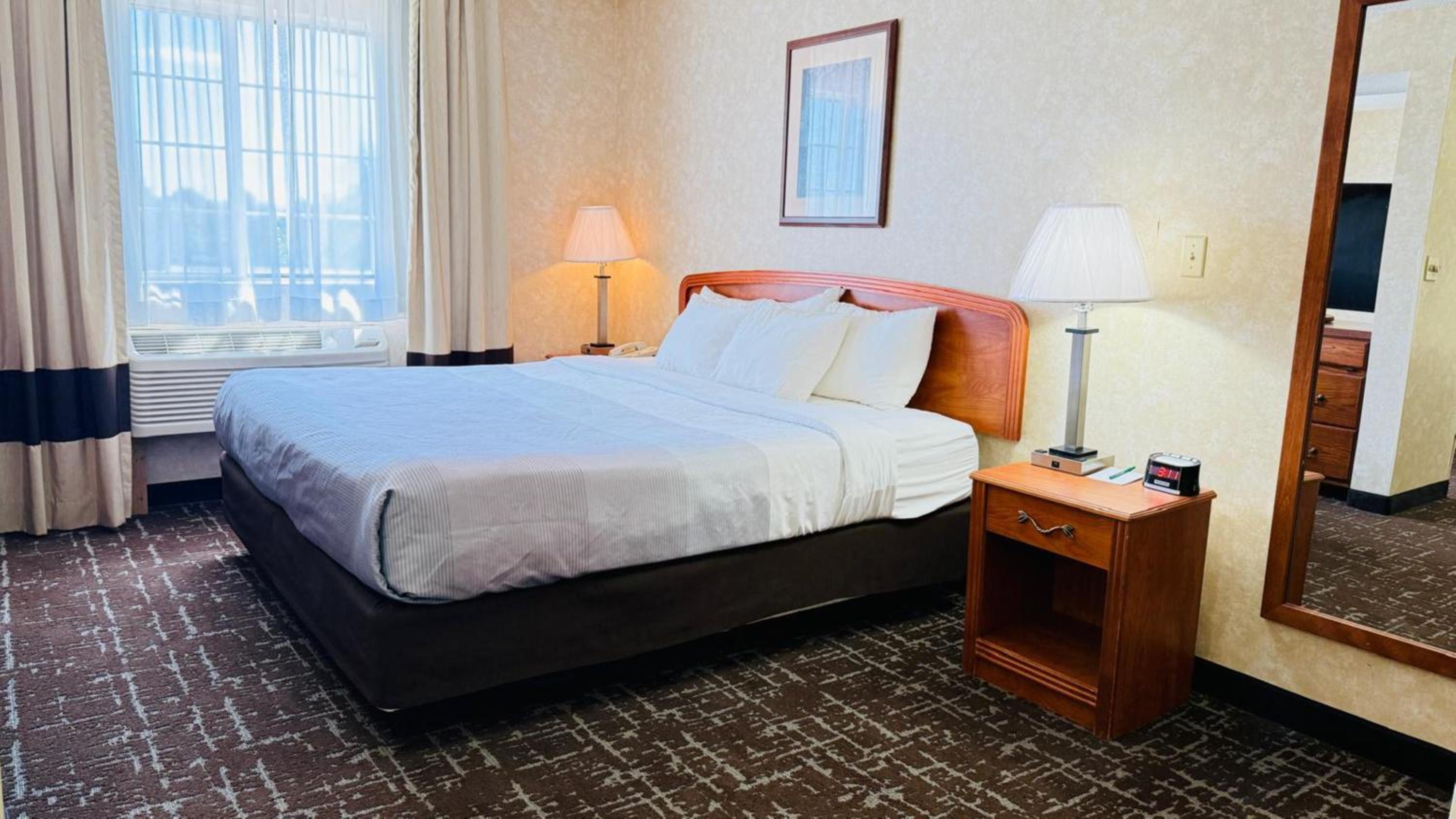 King Suite with Whirlpool - Non-smoking - Photo 2
