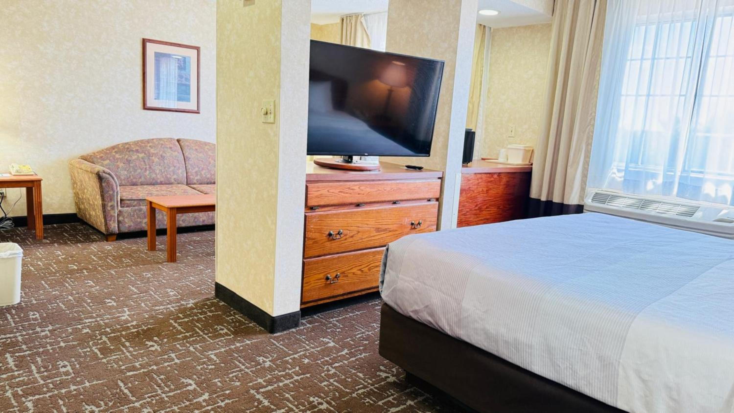 King Suite with Whirlpool - Non-smoking - Photo 1