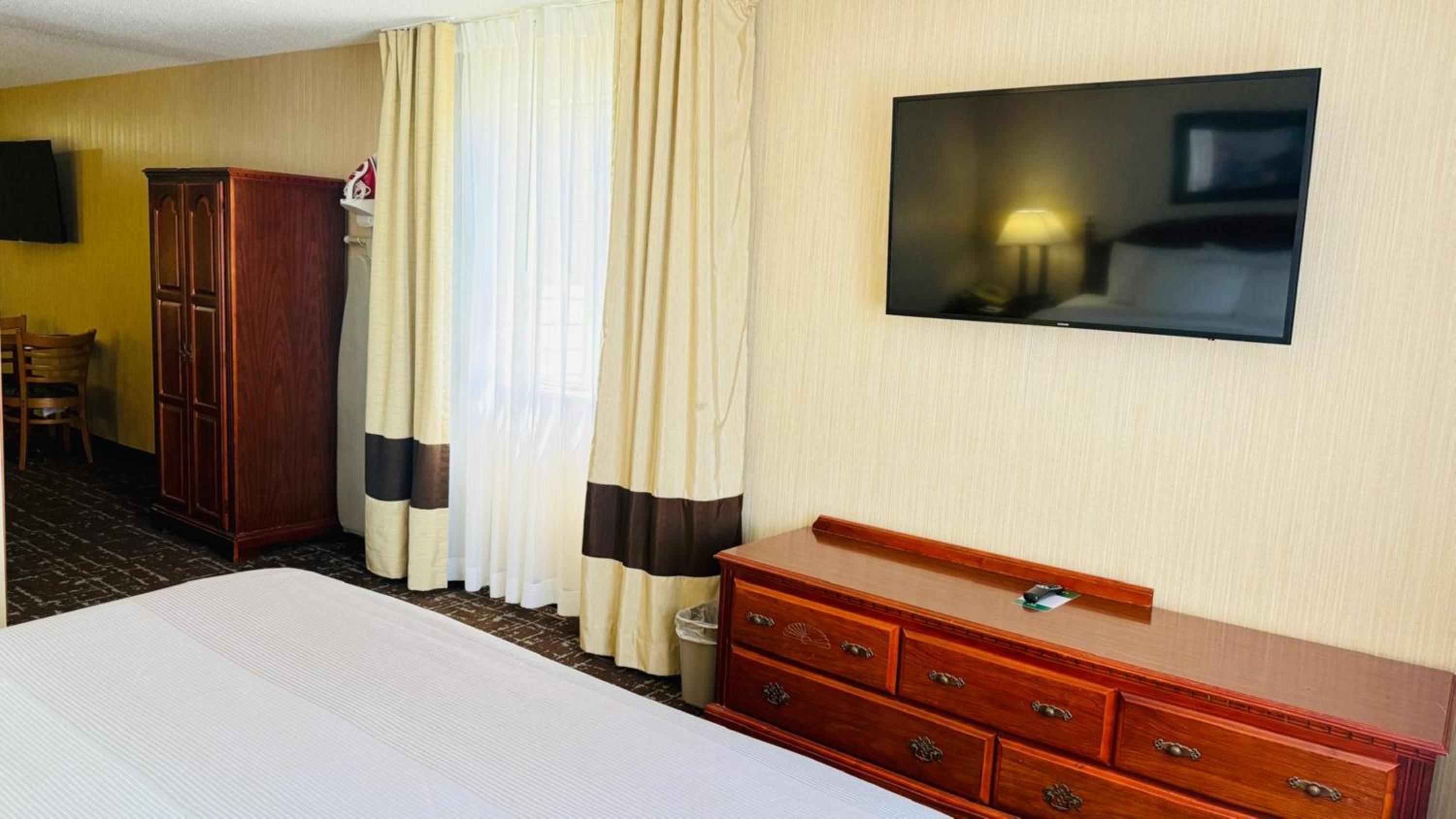 One Room Suite with Whirlpool - Non Smoking - Photo 2