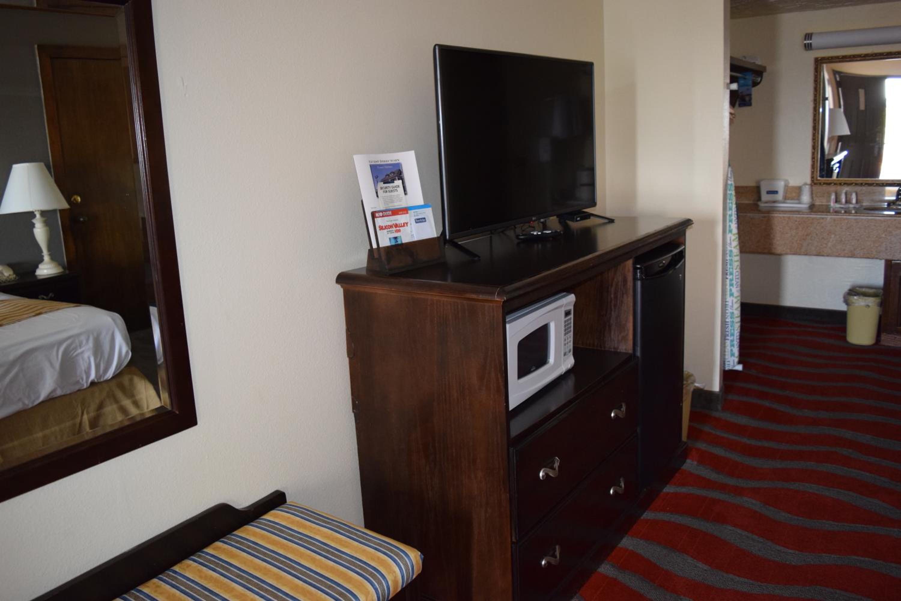 King Suite - Non-Smoking - Photo 1