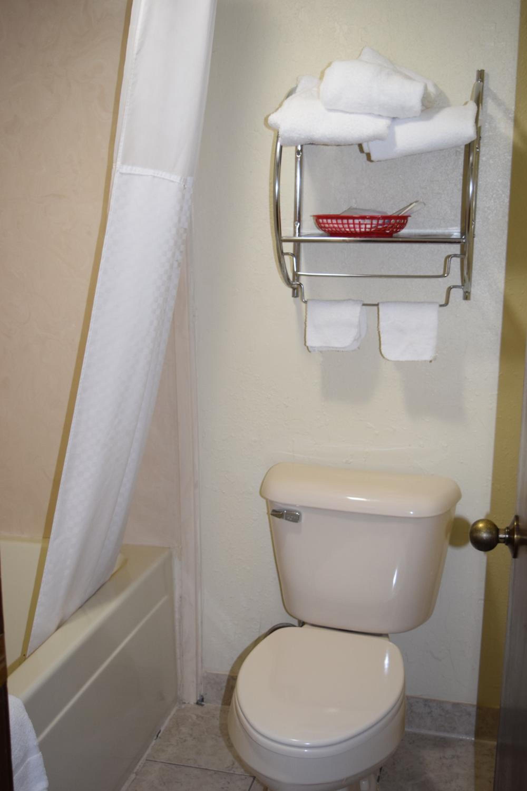 King Suite - Non-Smoking - Photo 3