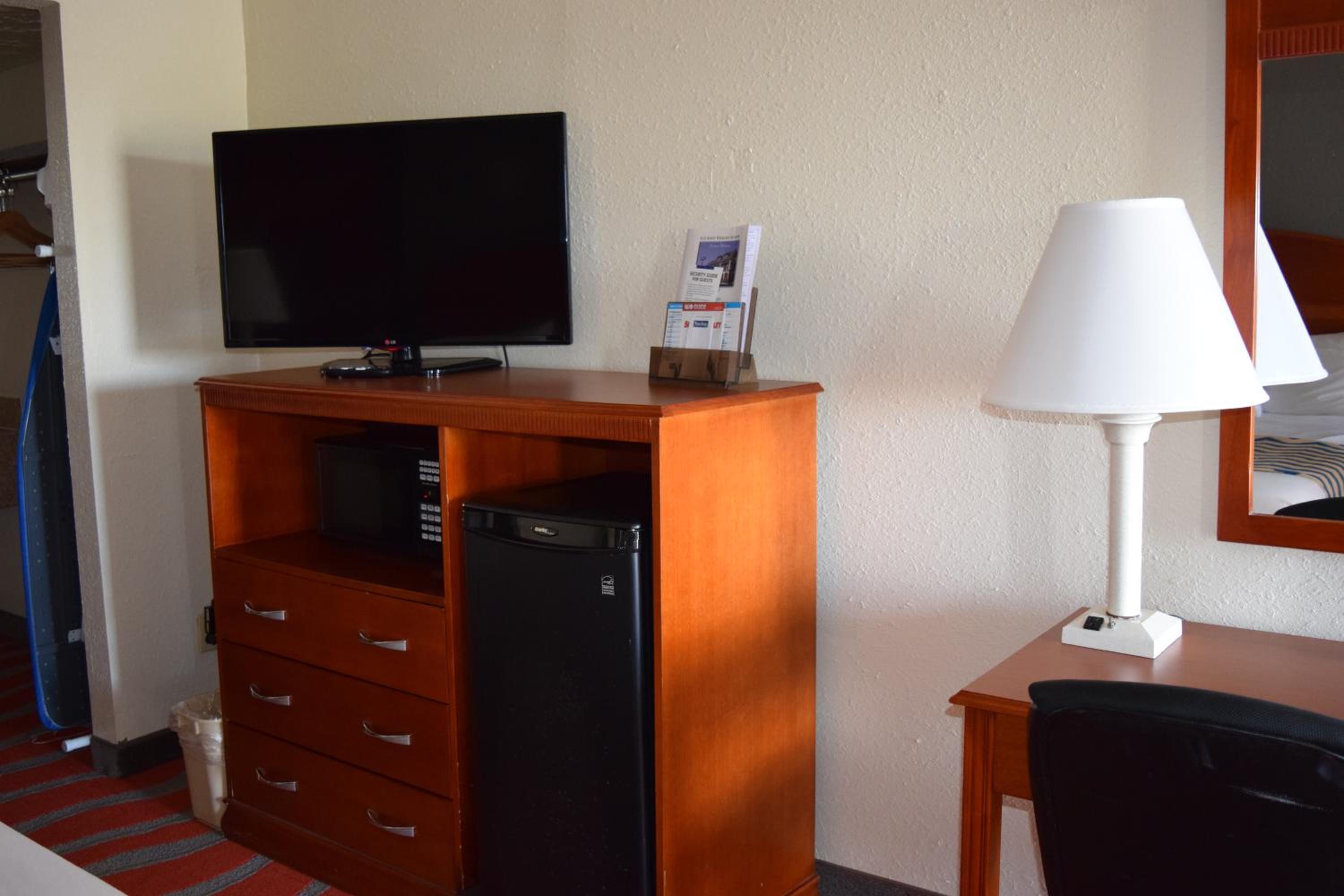 Queen Room with Two Queen Beds - Non-Smoking - Photo 6