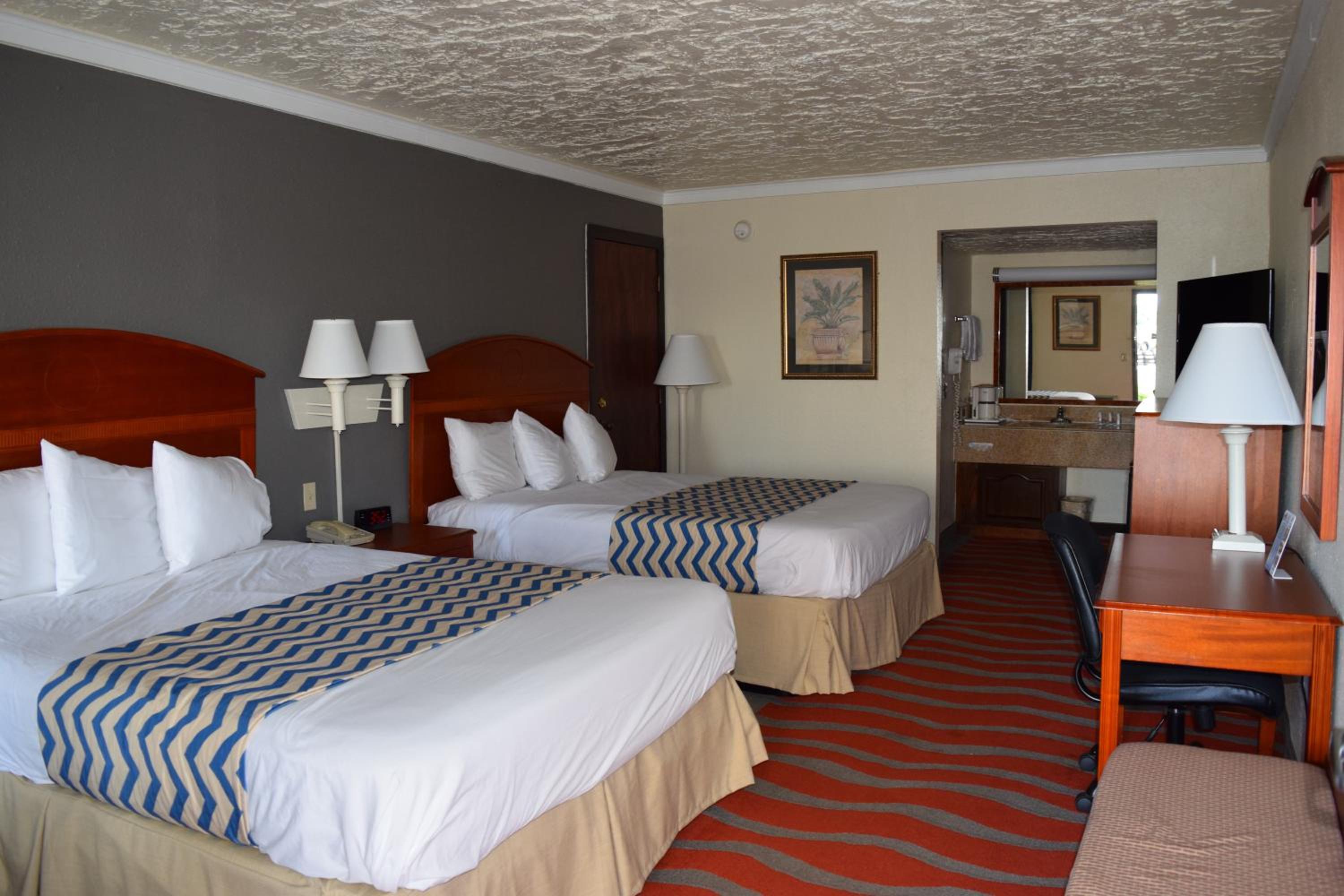 Queen Room with Two Queen Beds - Non-Smoking - Photo 2
