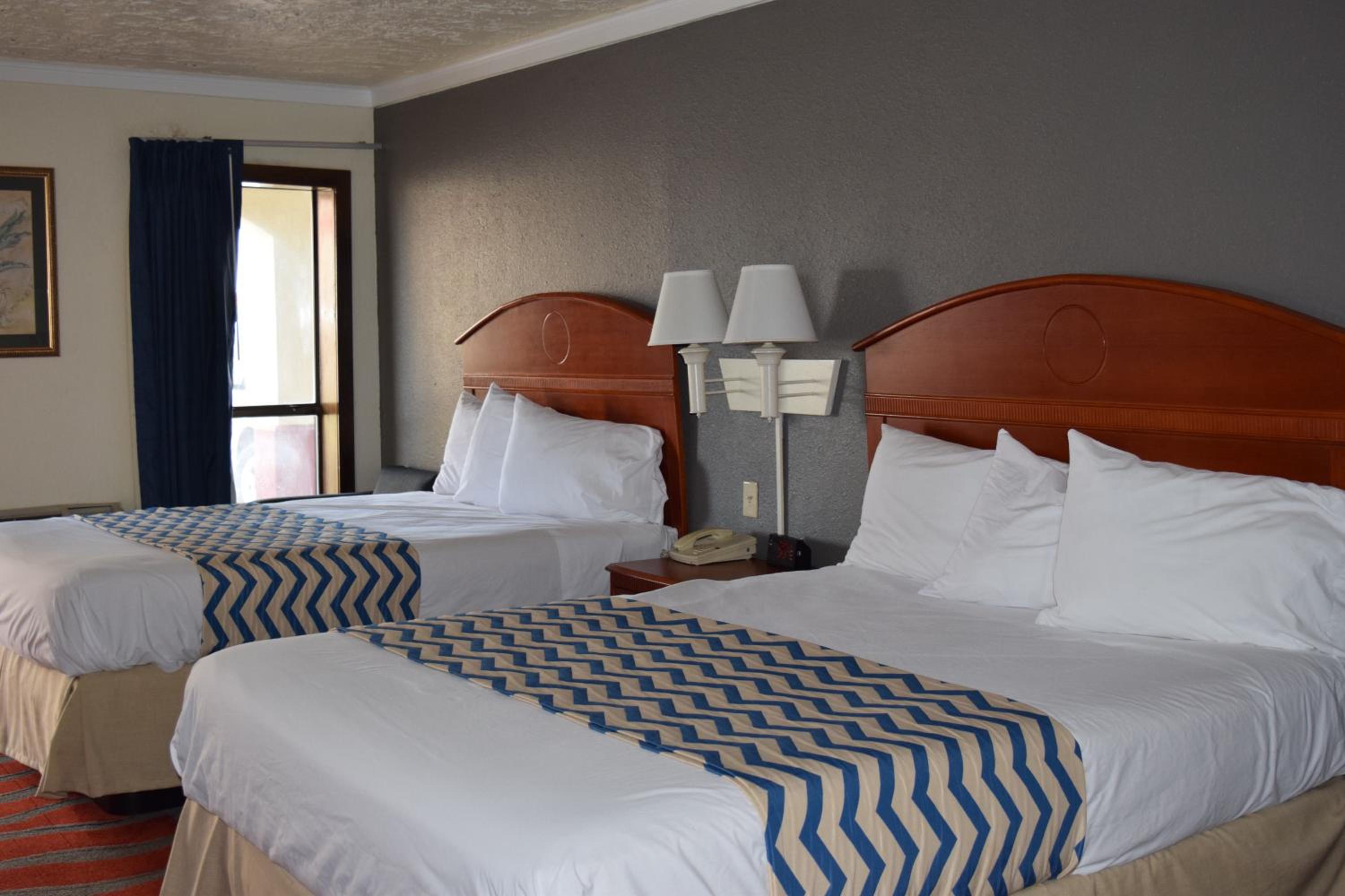 Queen Room with Two Queen Beds - Non-Smoking - Photo 1
