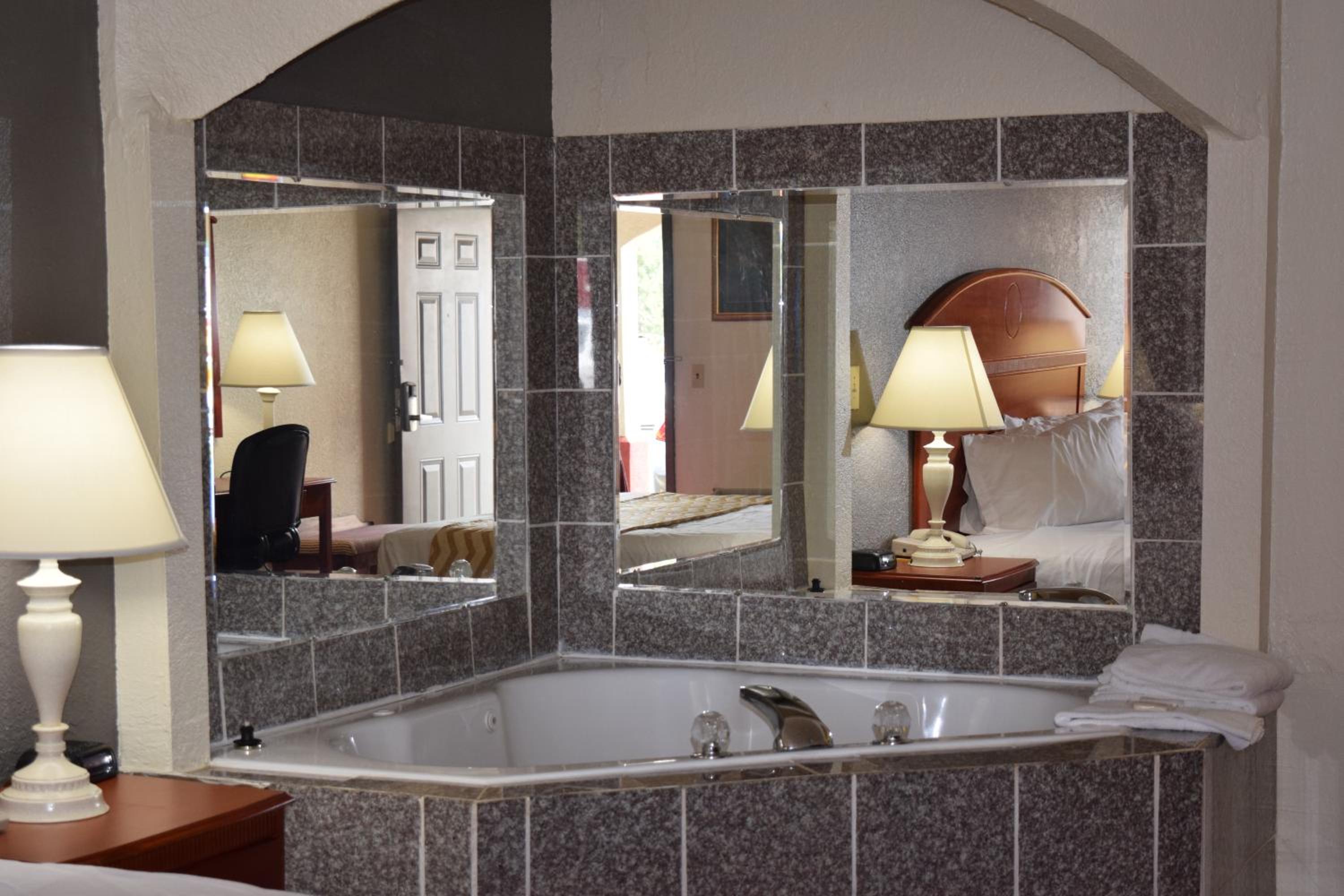 Deluxe King Suite - Non-Smoking - Photo 7
