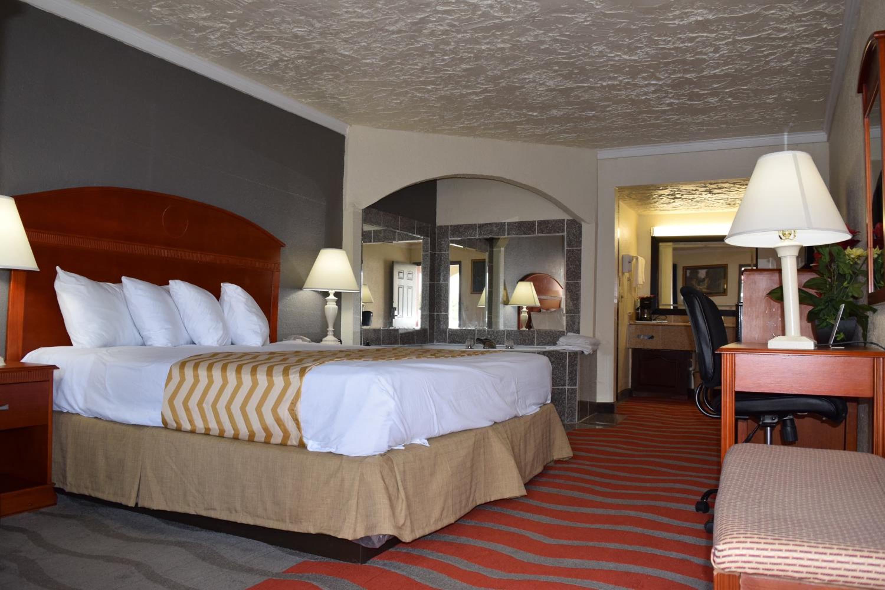 Deluxe King Suite - Non-Smoking - Photo 1