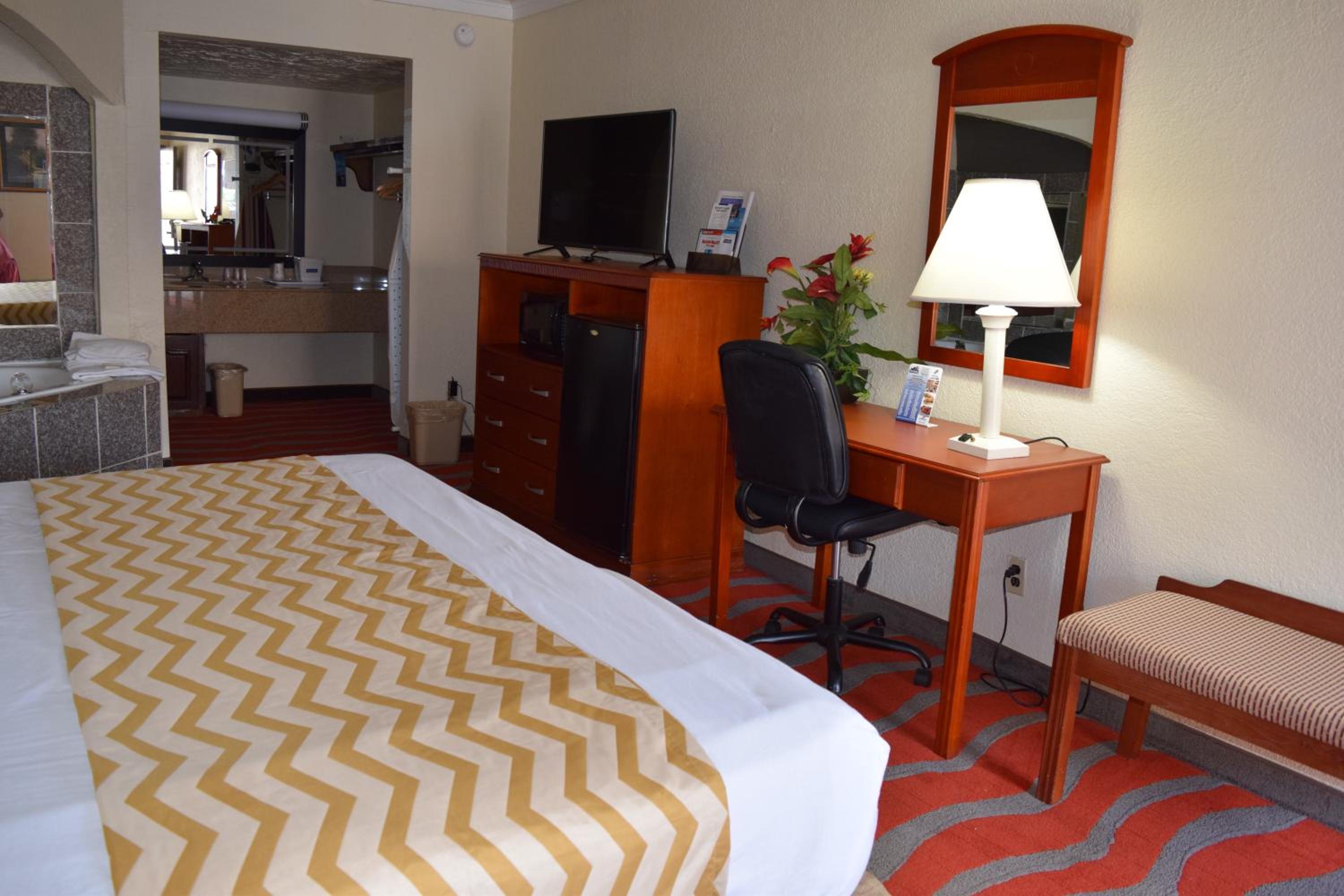 Deluxe King Suite - Non-Smoking - Photo 2