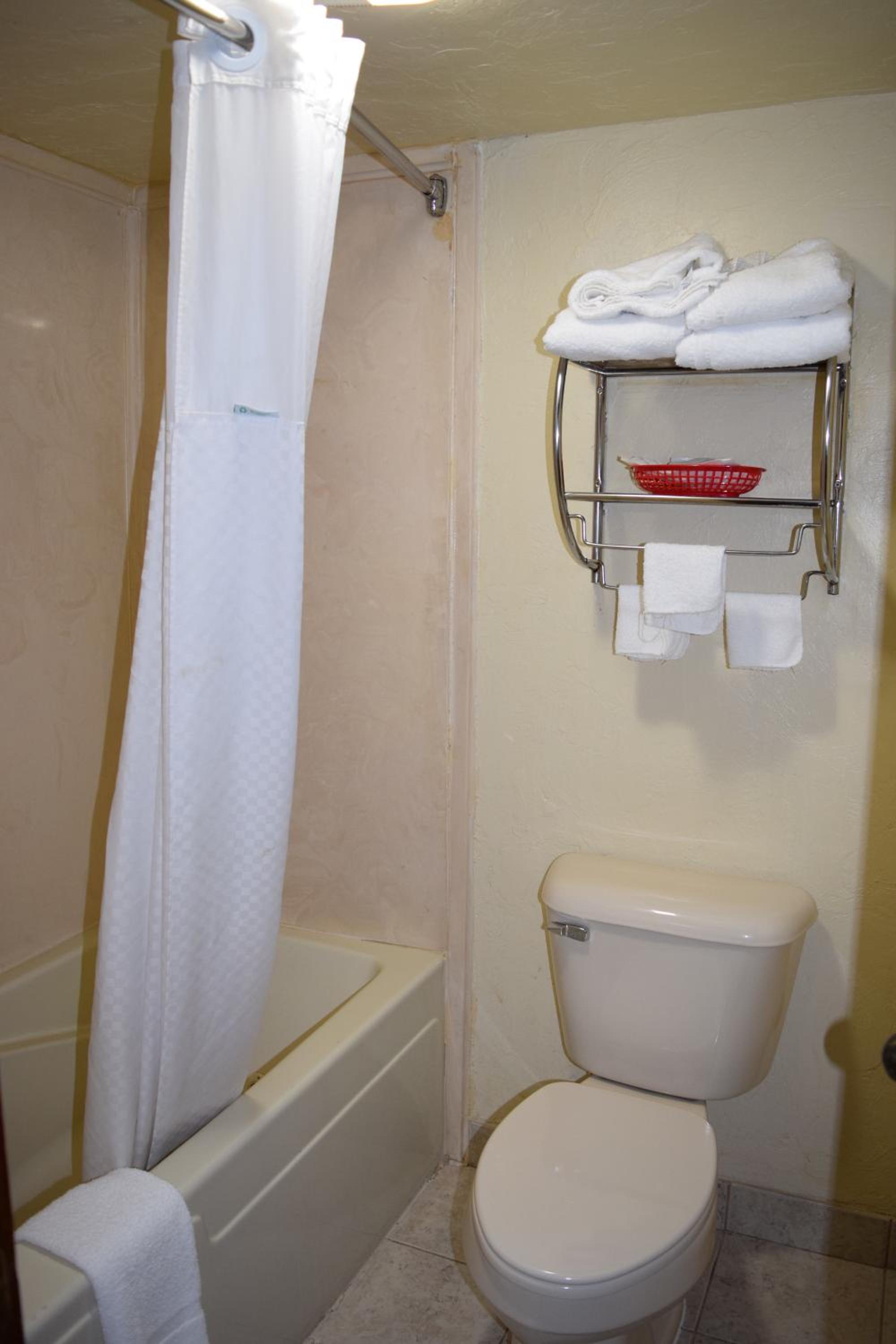 Queen Room with Two Queen Beds - Non-Smoking - Photo 5