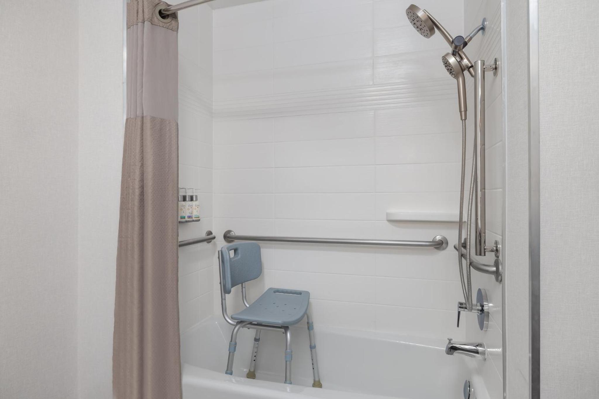 Standard Queen Room with Accessible Tub photo 2