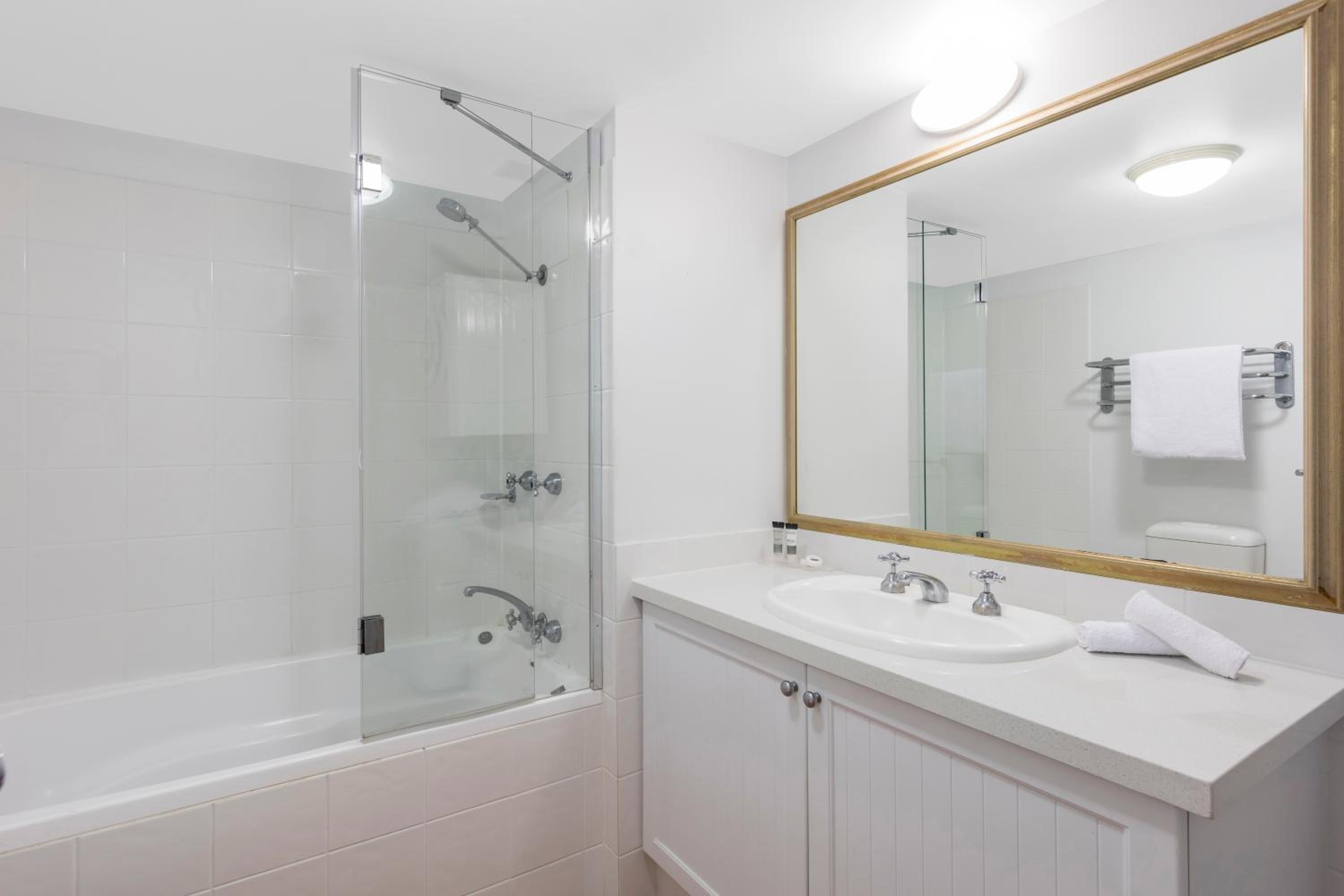 One-Bedroom Executive Apartment - Photo 6