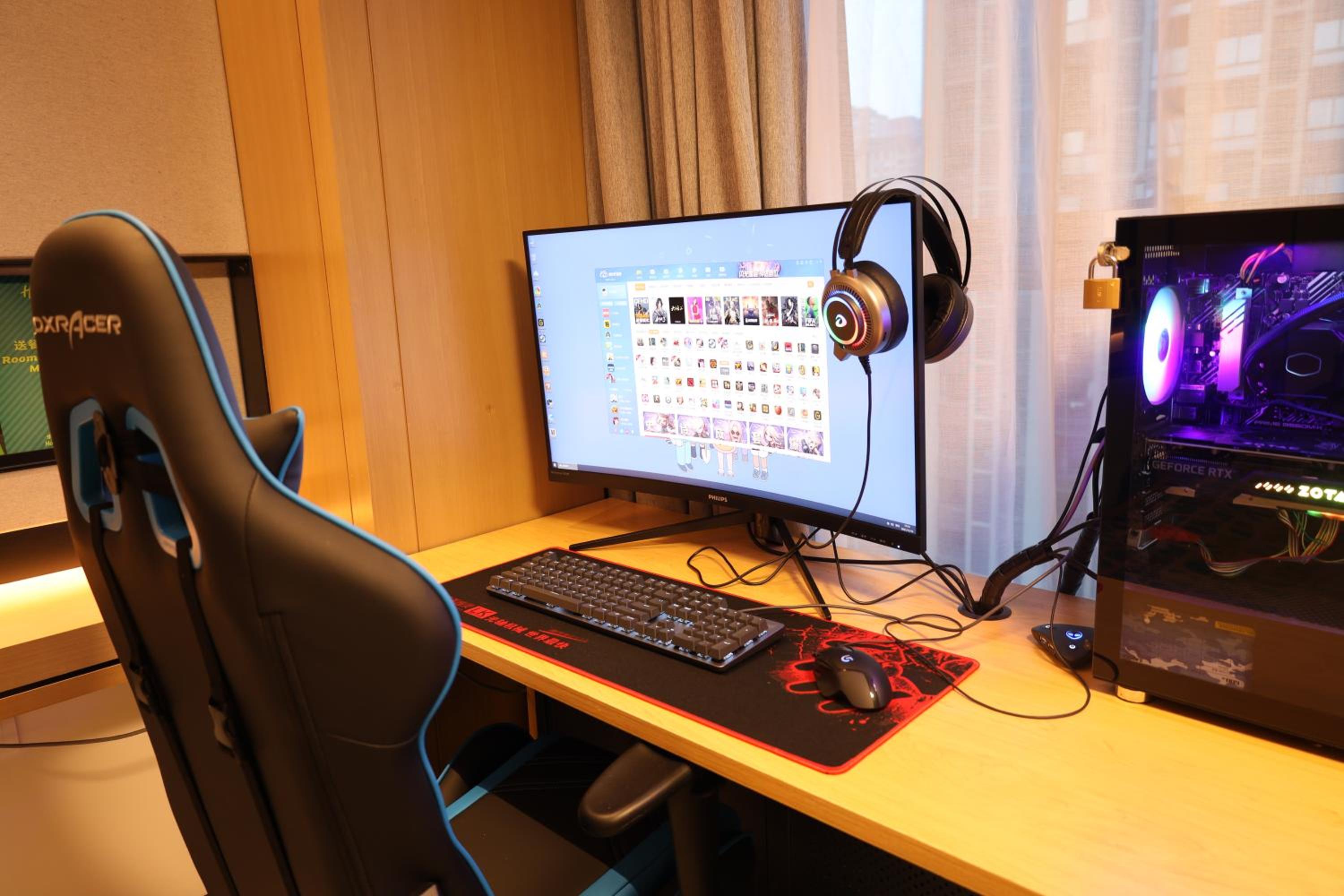 Standard Double Room with Esports Equipment