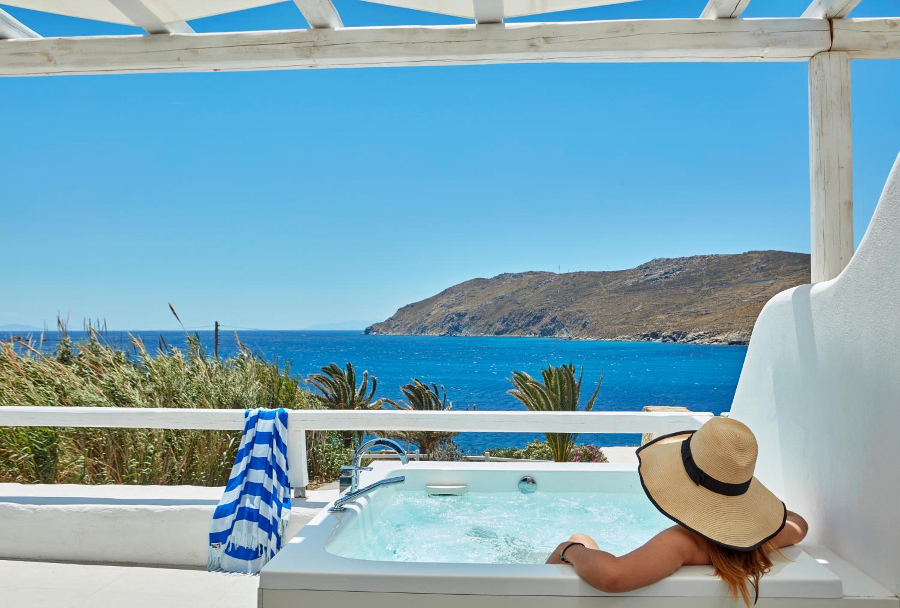 Honeymoon Sea View Suite with Outdoor Jetted Tub - Photo 15