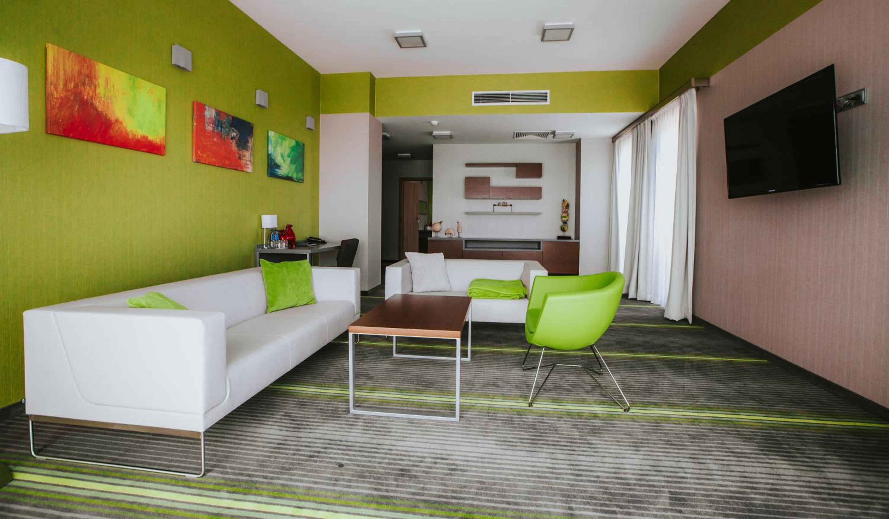Suite - Photo 3